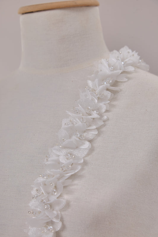 S0656 APLIQUE BORDADO CON FLORES DE ORGANZA Y MOSTACILLAS