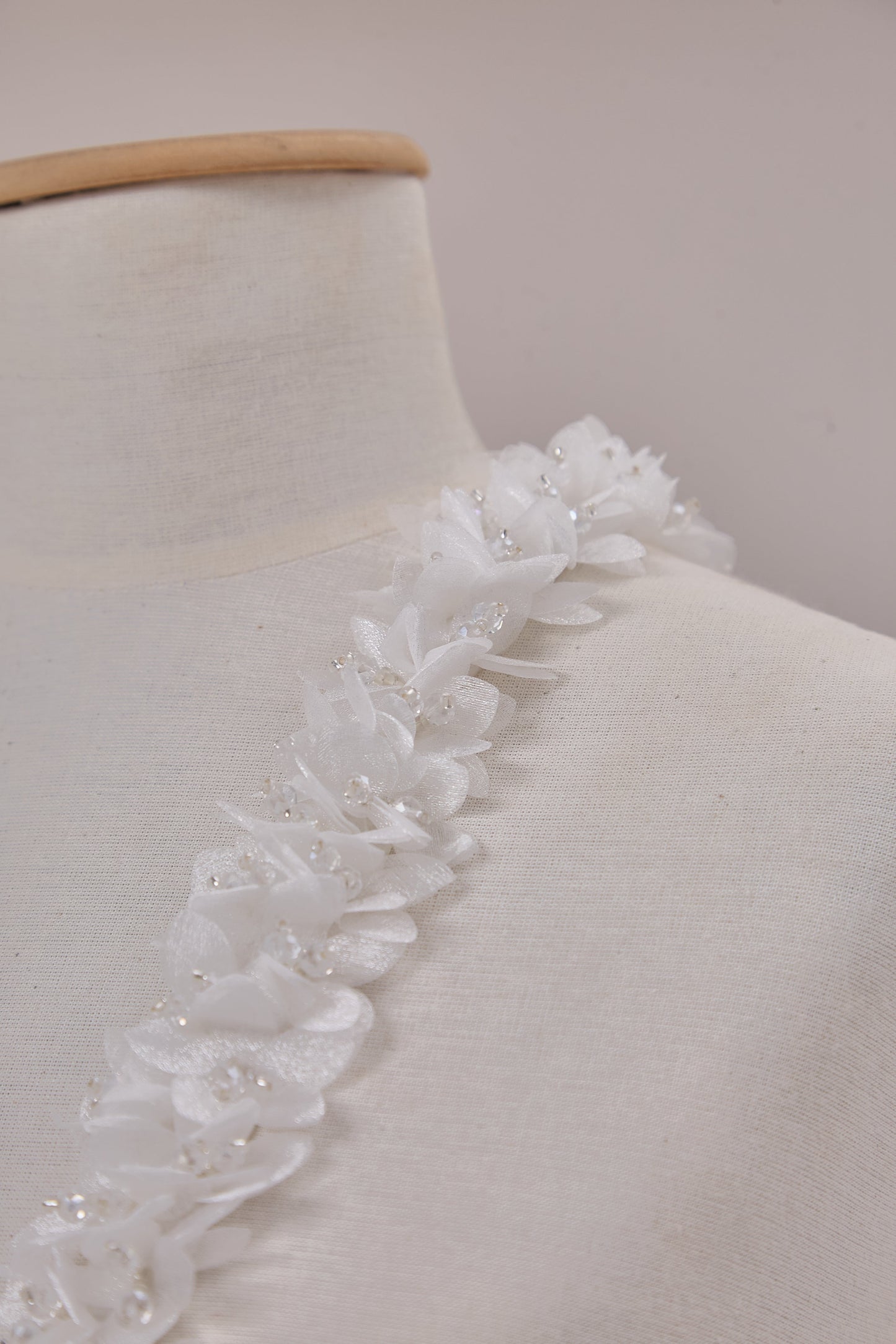 S0656  APLIQUE BORDADO CON FLORES DE ORGANZA Y MOSTACILLAS