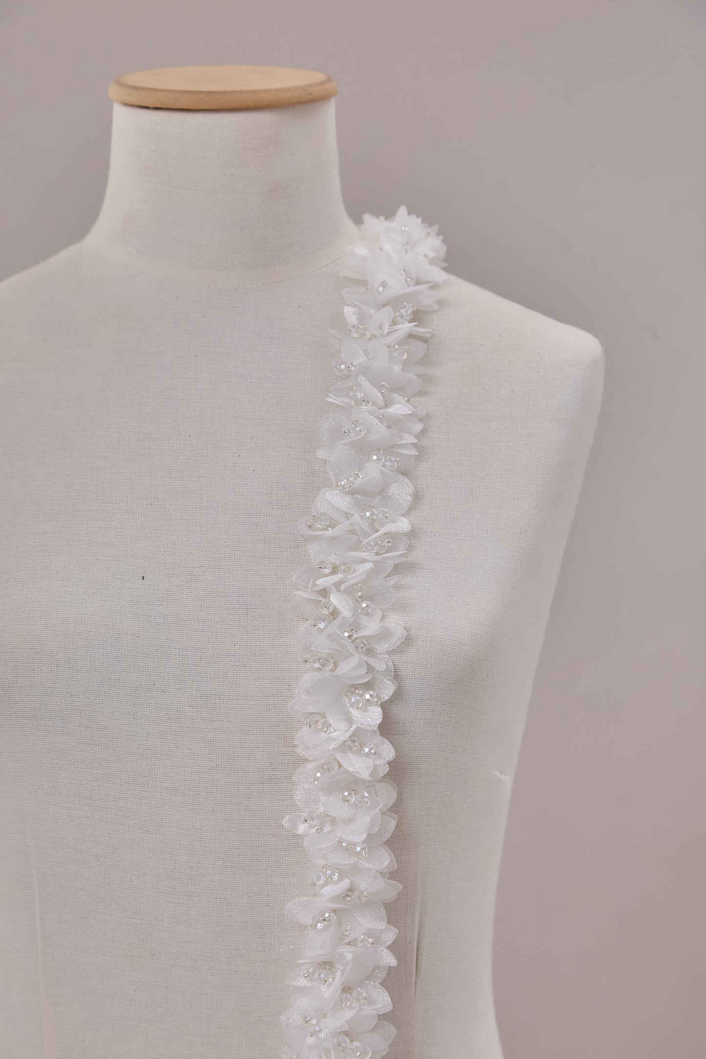 S0656  APLIQUE BORDADO CON FLORES DE ORGANZA Y MOSTACILLAS