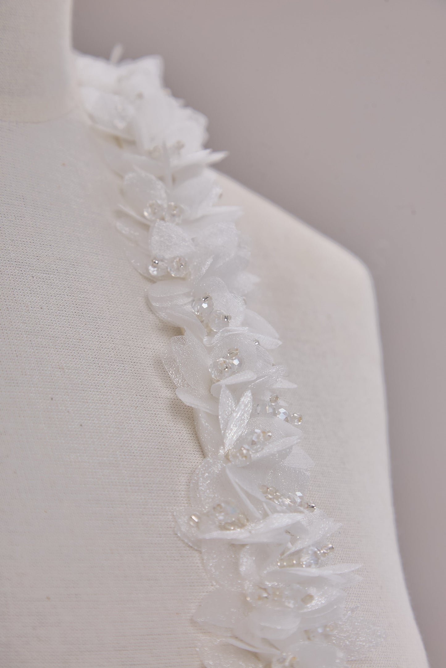 S0656  APLIQUE BORDADO CON FLORES DE ORGANZA Y MOSTACILLAS