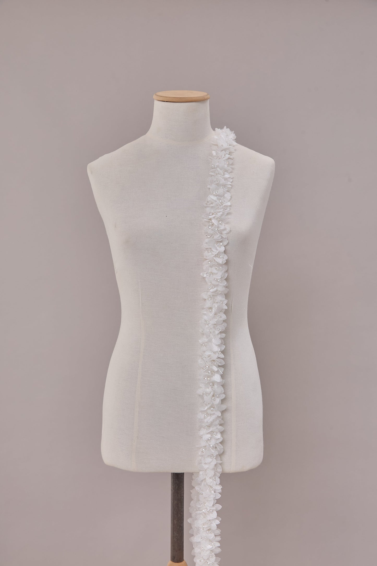 S0656  APLIQUE BORDADO CON FLORES DE ORGANZA Y MOSTACILLAS