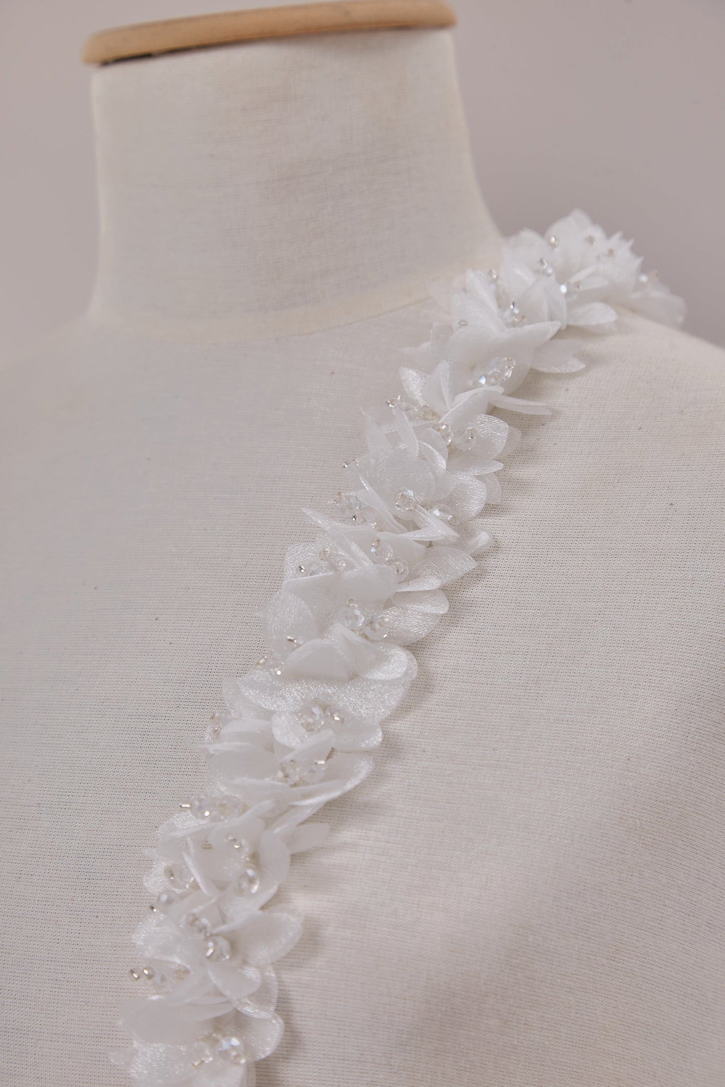S0656  APLIQUE BORDADO CON FLORES DE ORGANZA Y MOSTACILLAS