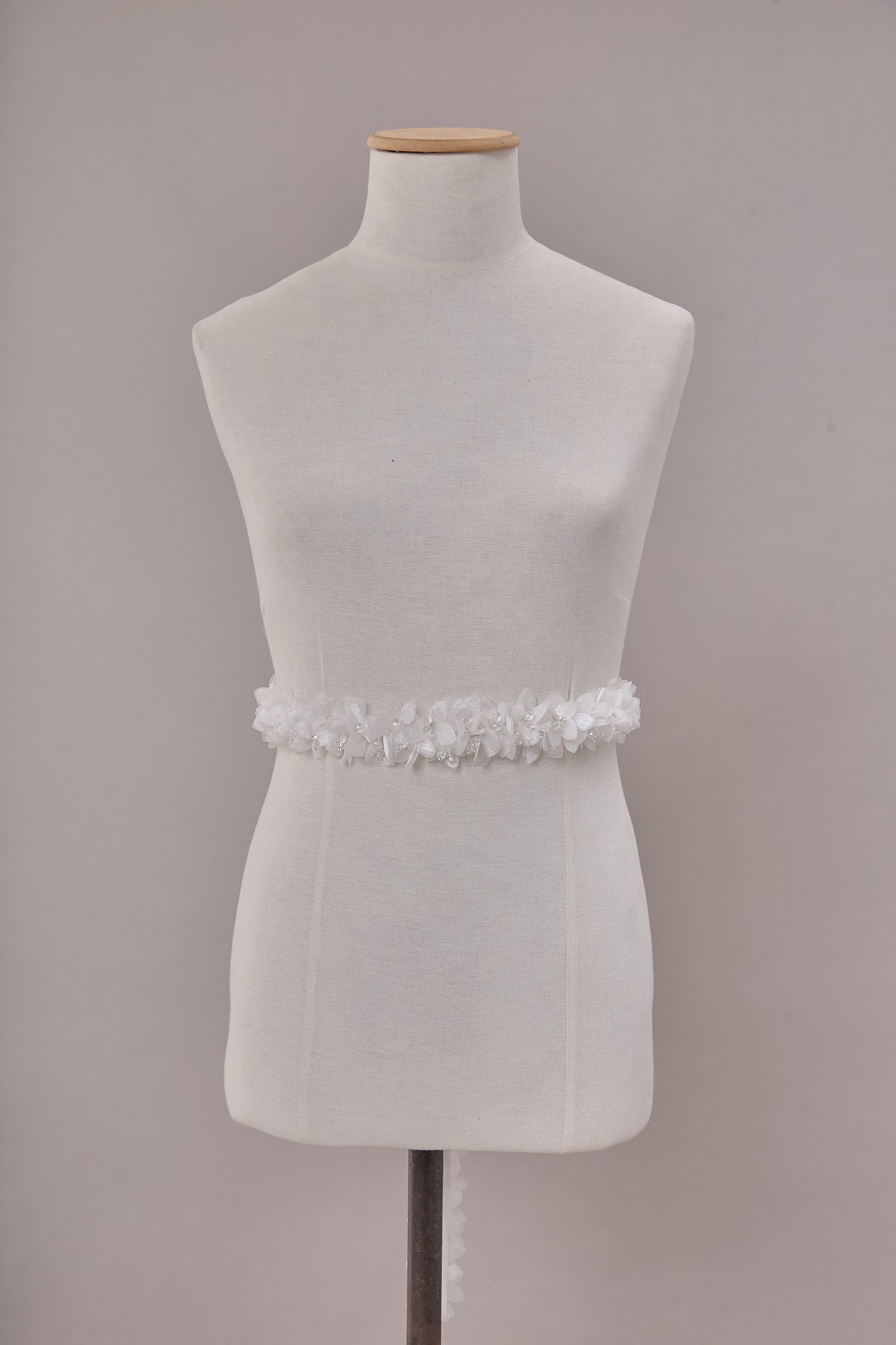 S0656  APLIQUE BORDADO CON FLORES DE ORGANZA Y MOSTACILLAS