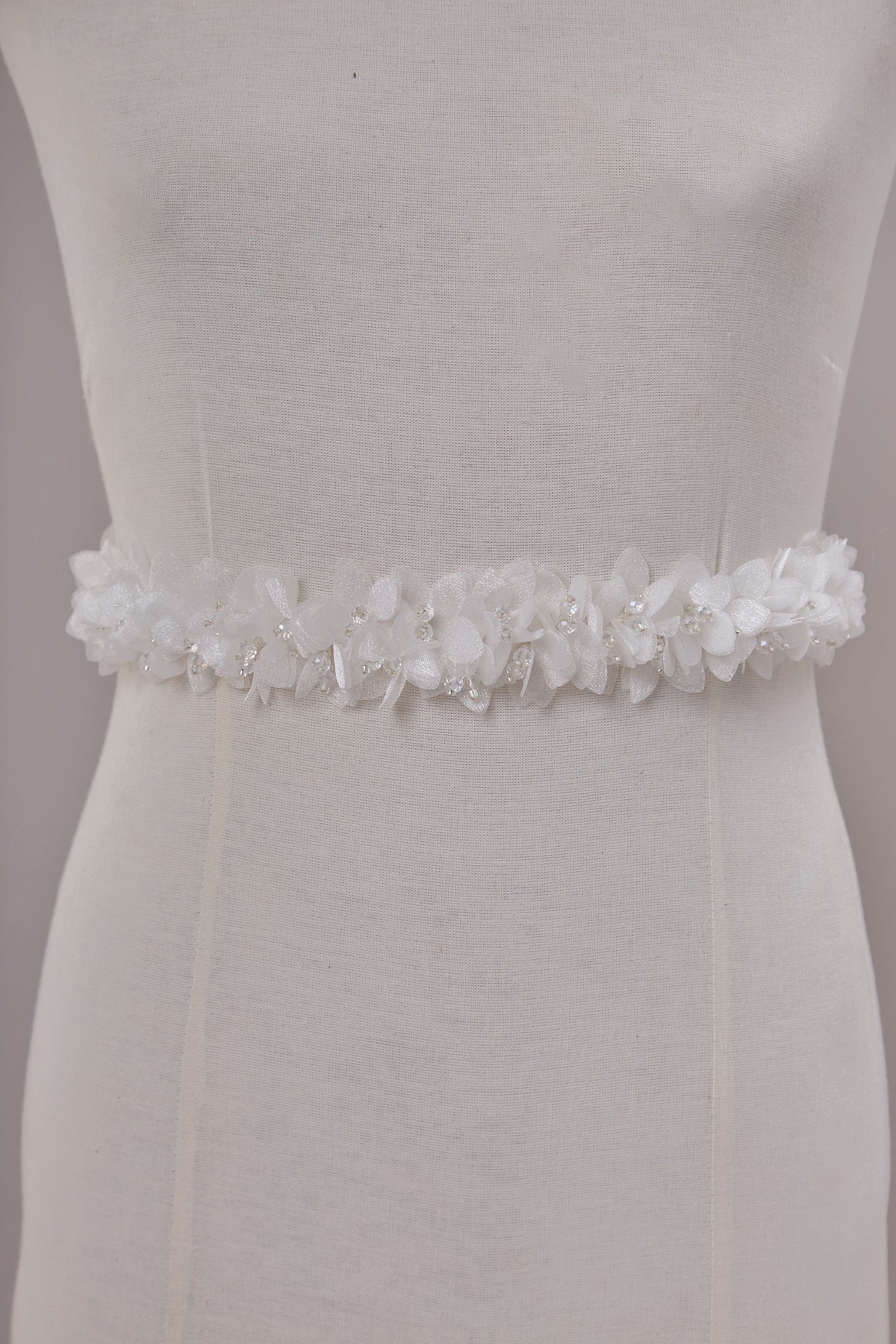 S0656  APLIQUE BORDADO CON FLORES DE ORGANZA Y MOSTACILLAS