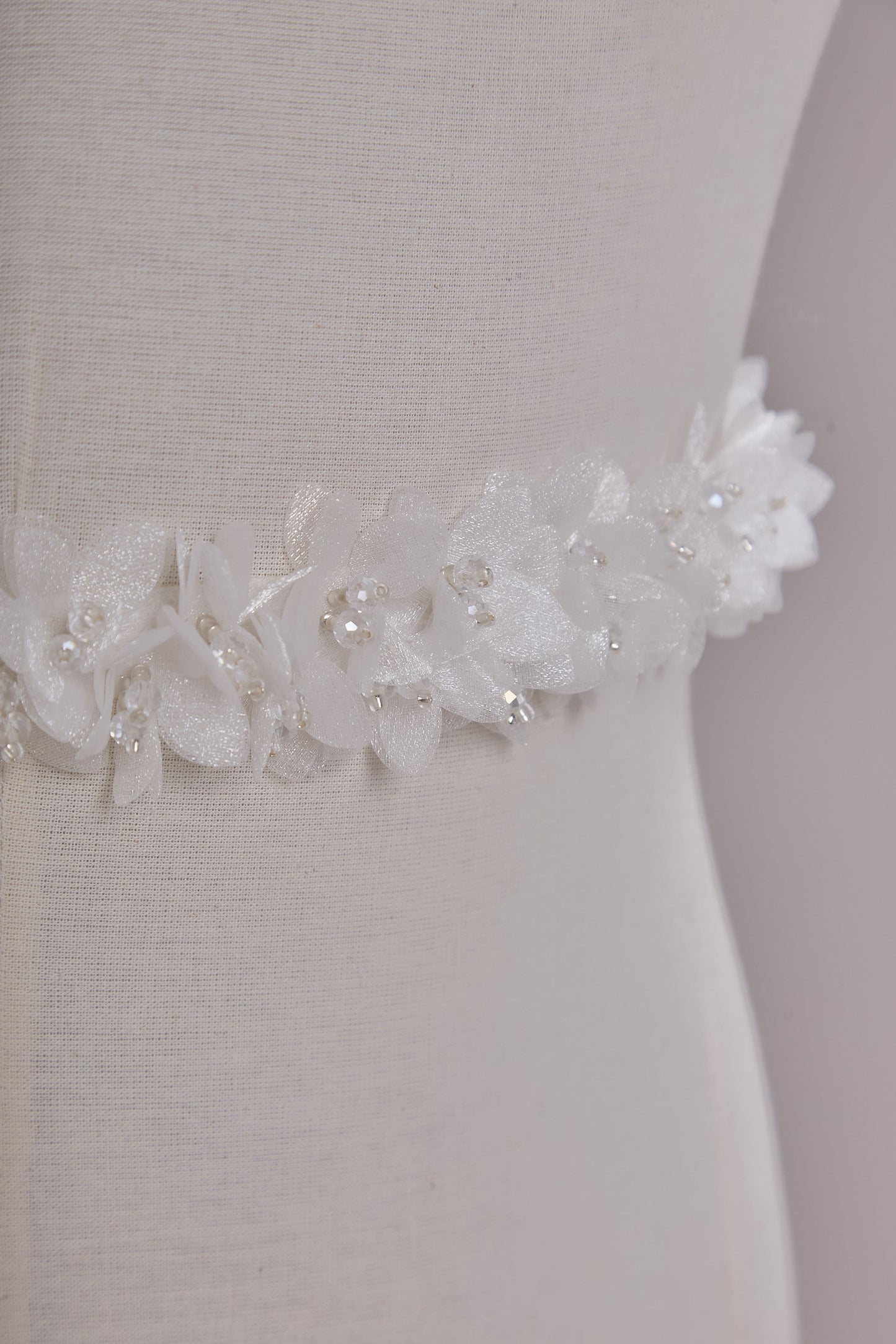 S0656  APLIQUE BORDADO CON FLORES DE ORGANZA Y MOSTACILLAS