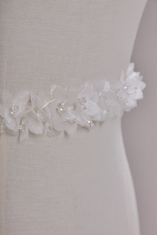 S0656  APLIQUE BORDADO CON FLORES DE ORGANZA Y MOSTACILLAS