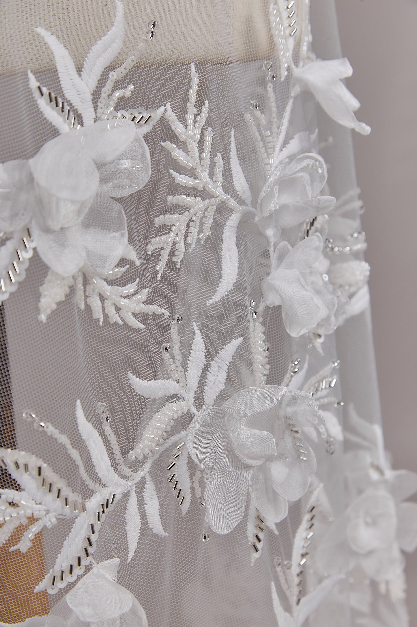 S0606  Tul bordado con flores 3D y canutillos silver