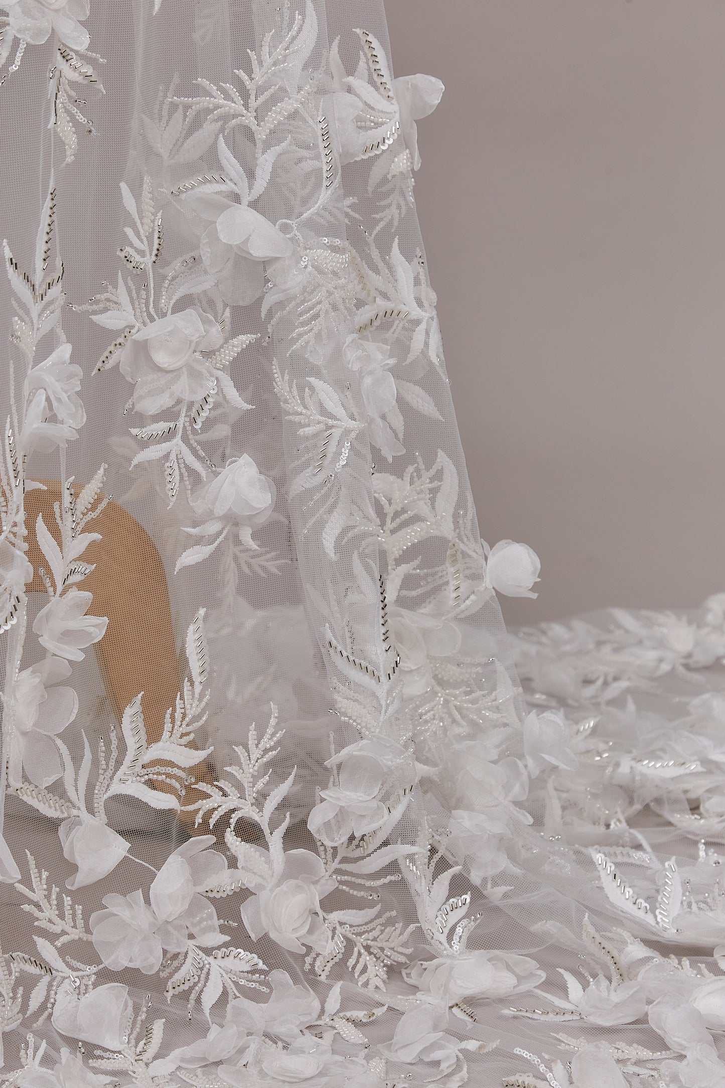 S0606  Tul bordado con flores 3D y canutillos silver