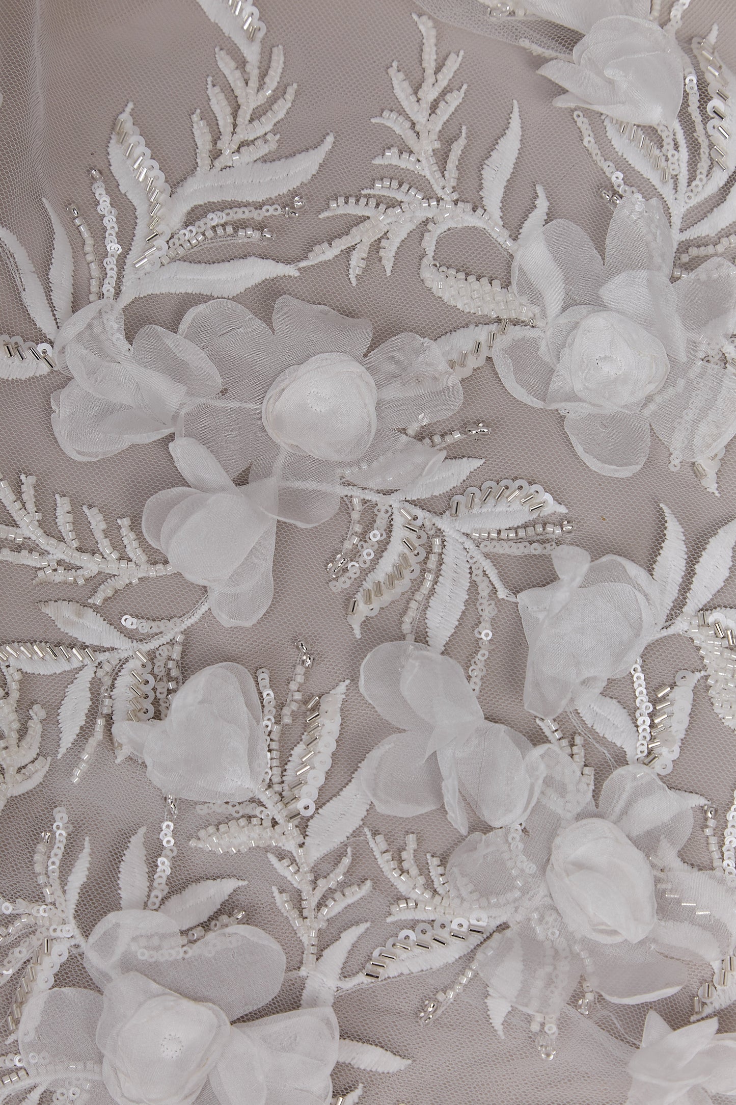S0606  Tul bordado con flores 3D y canutillos silver