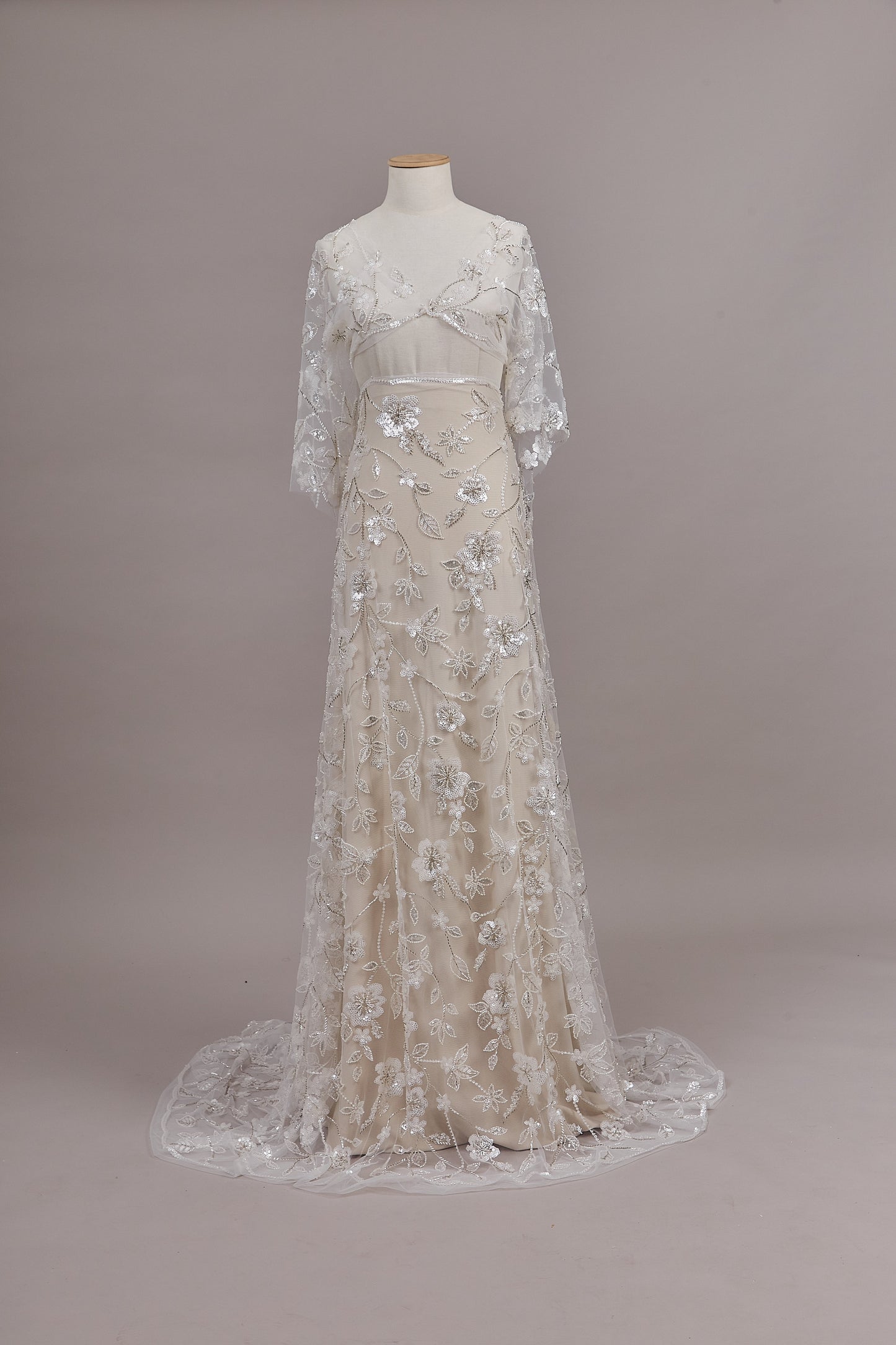 S0609  Tul bordado con canutillos y lentejuelas en tonos off white y silver
