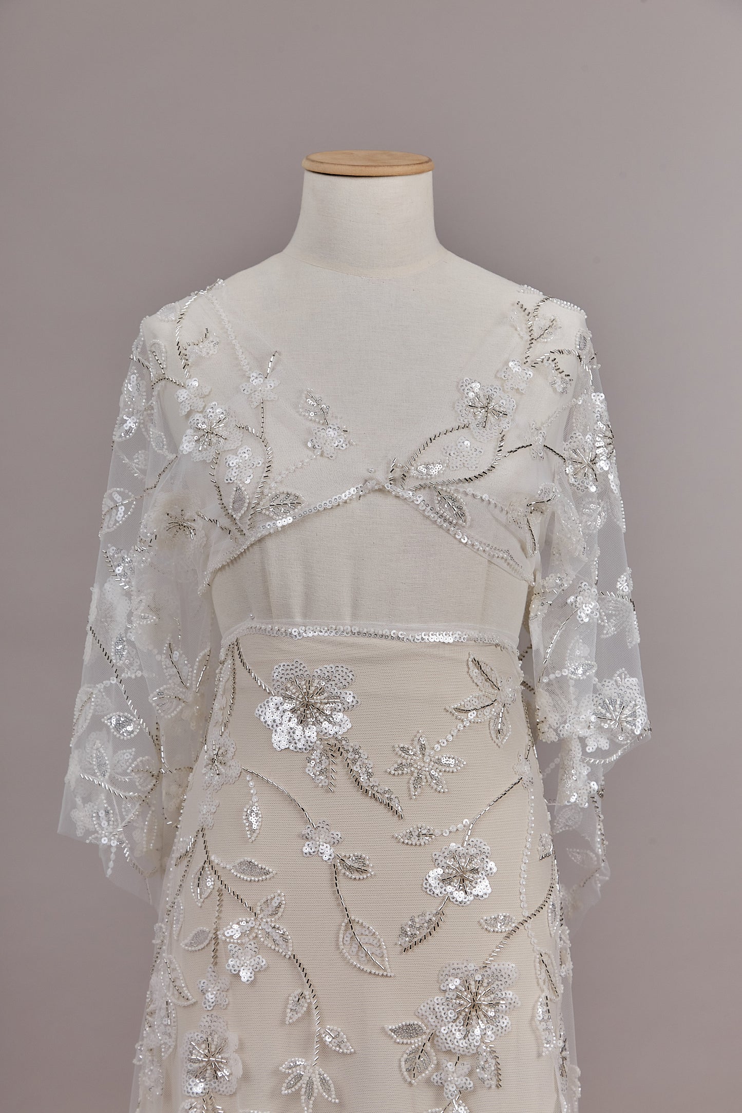 S0609  Tul bordado con canutillos y lentejuelas en tonos off white y silver