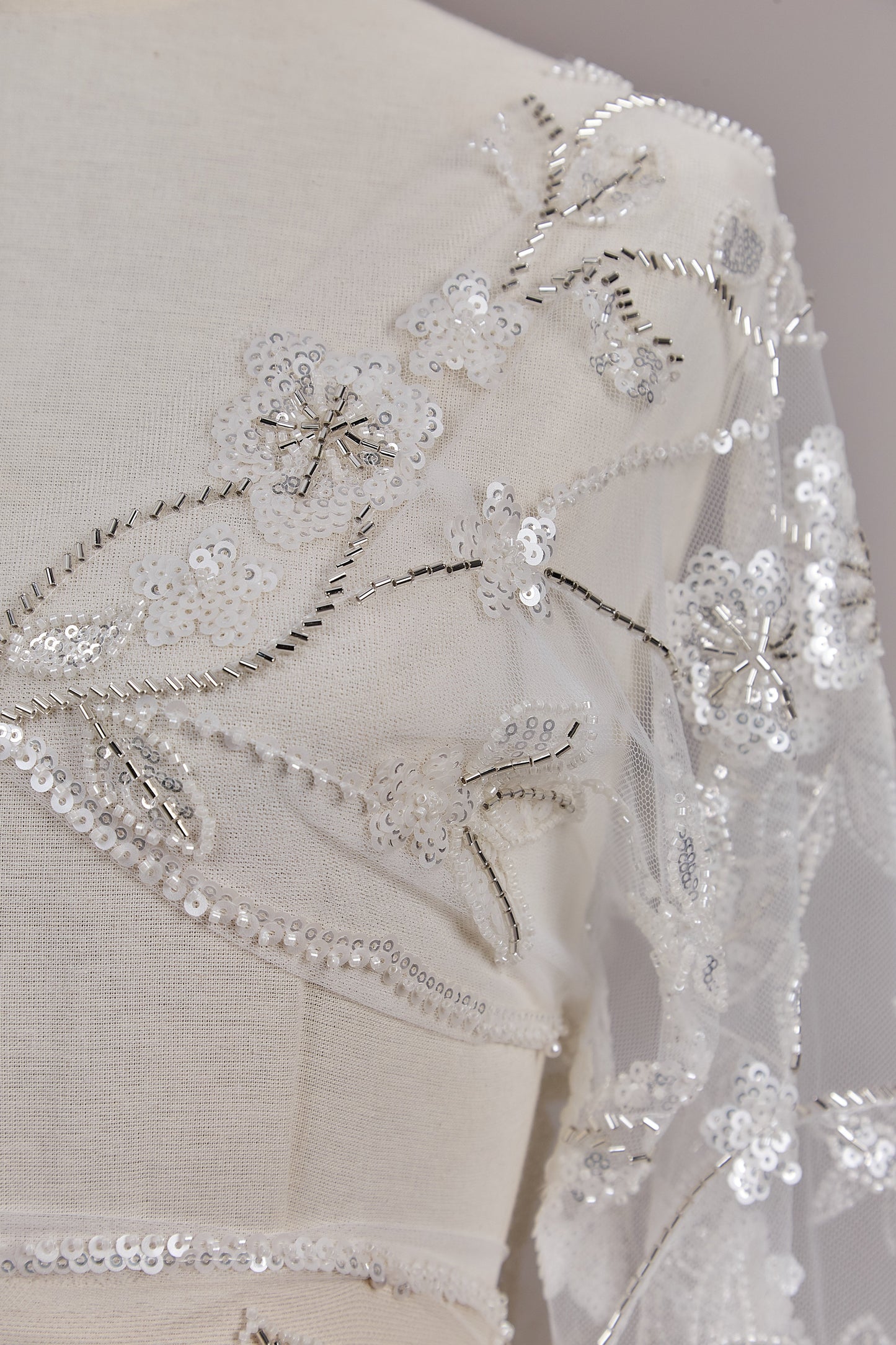 S0609  Tul bordado con canutillos y lentejuelas en tonos off white y silver
