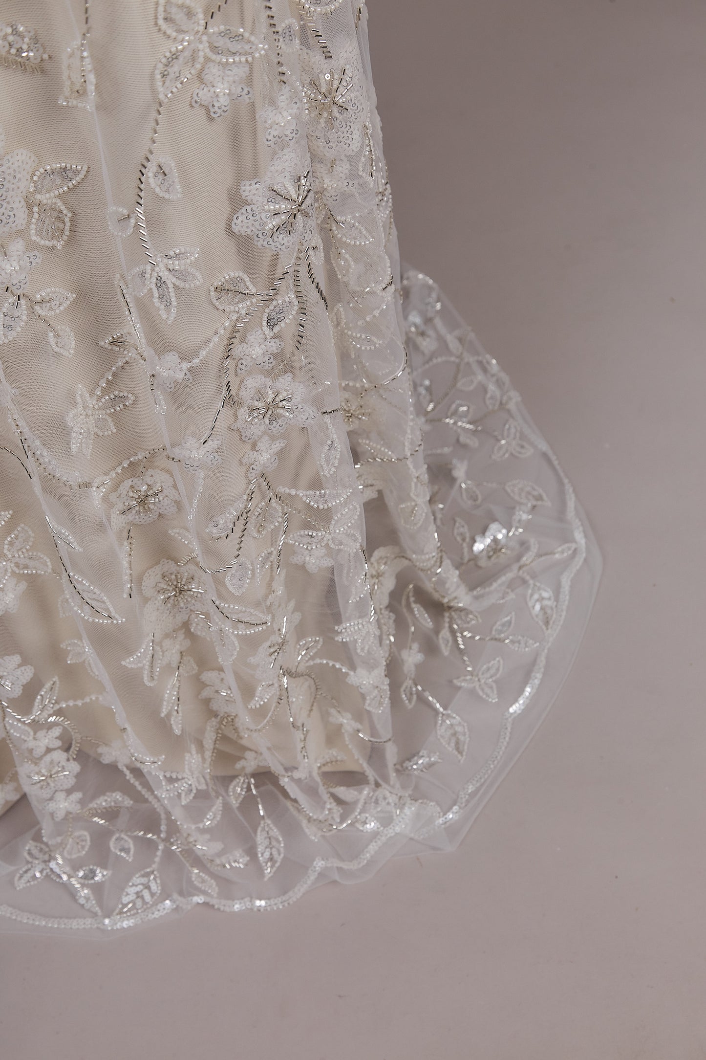 S0609  Tul bordado con canutillos y lentejuelas en tonos off white y silver