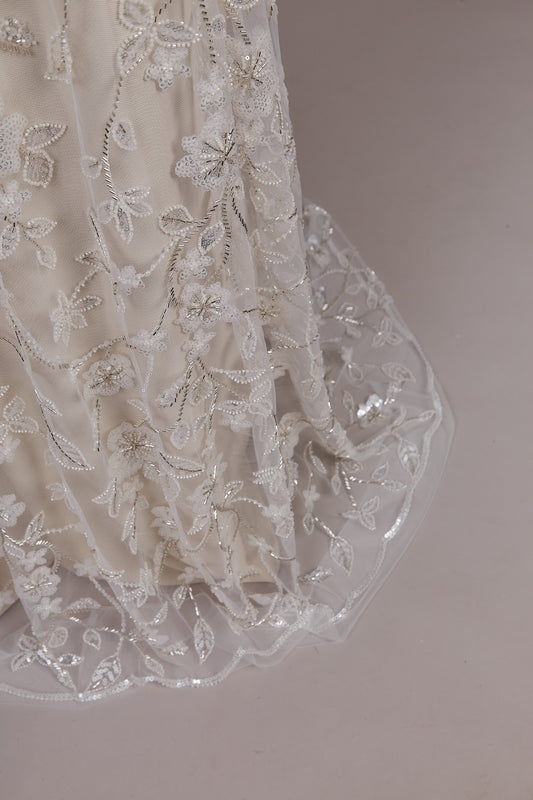 S0609  Tul bordado con canutillos y lentejuelas en tonos off white y silver