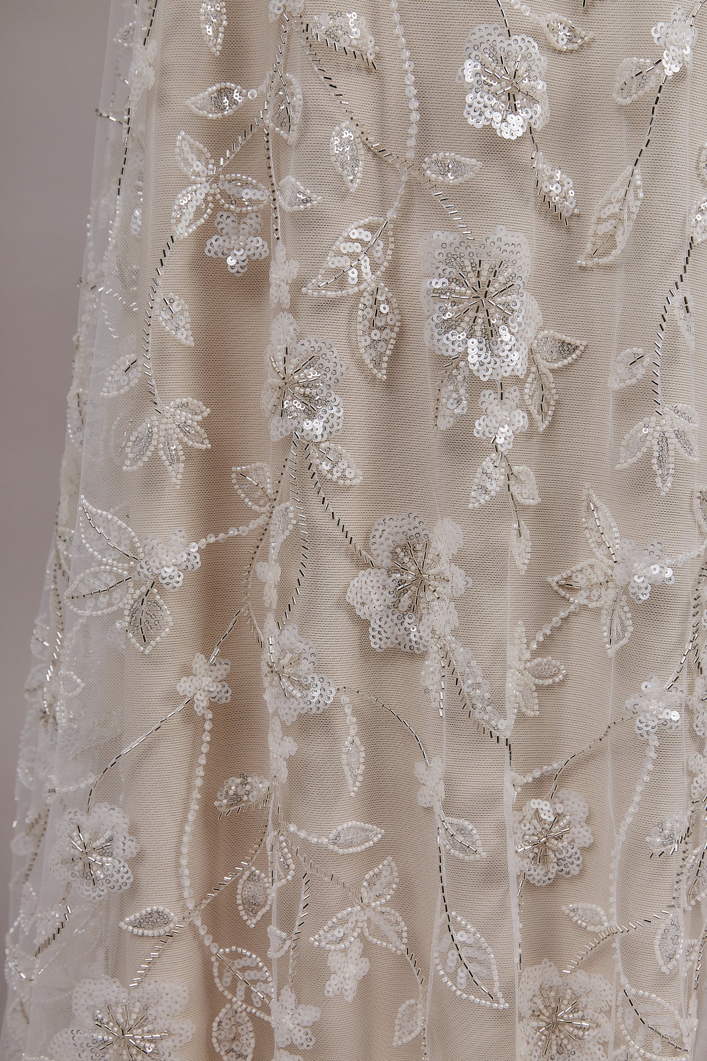 S0609  Tul bordado con canutillos y lentejuelas en tonos off white y silver