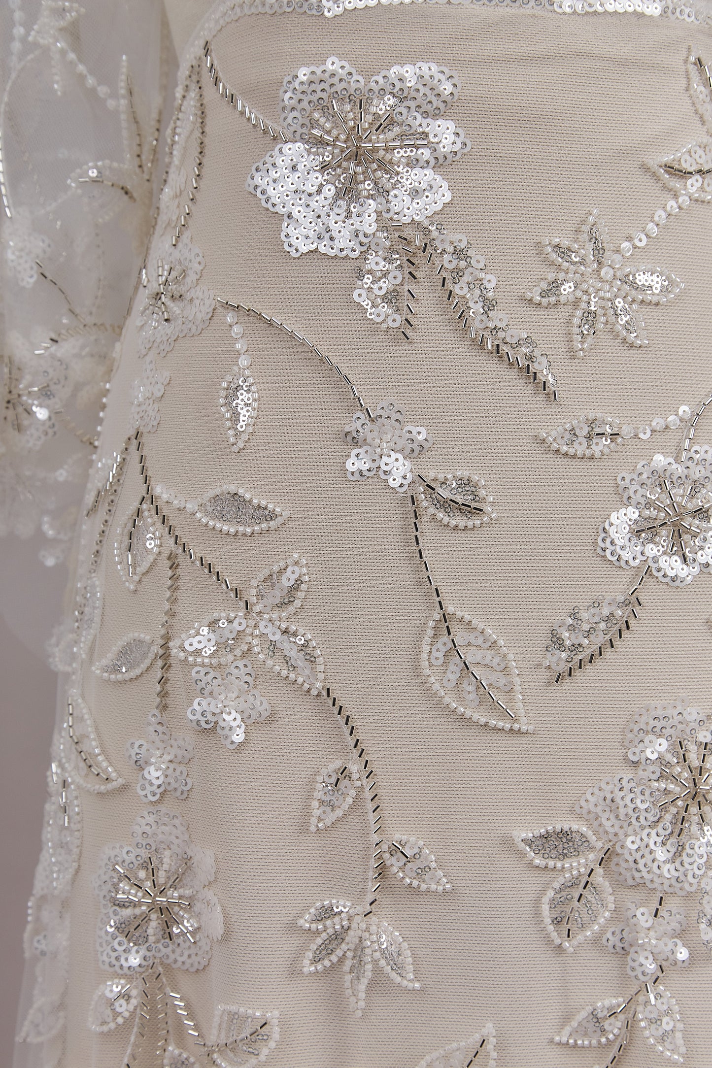 S0609  Tul bordado con canutillos y lentejuelas en tonos off white y silver