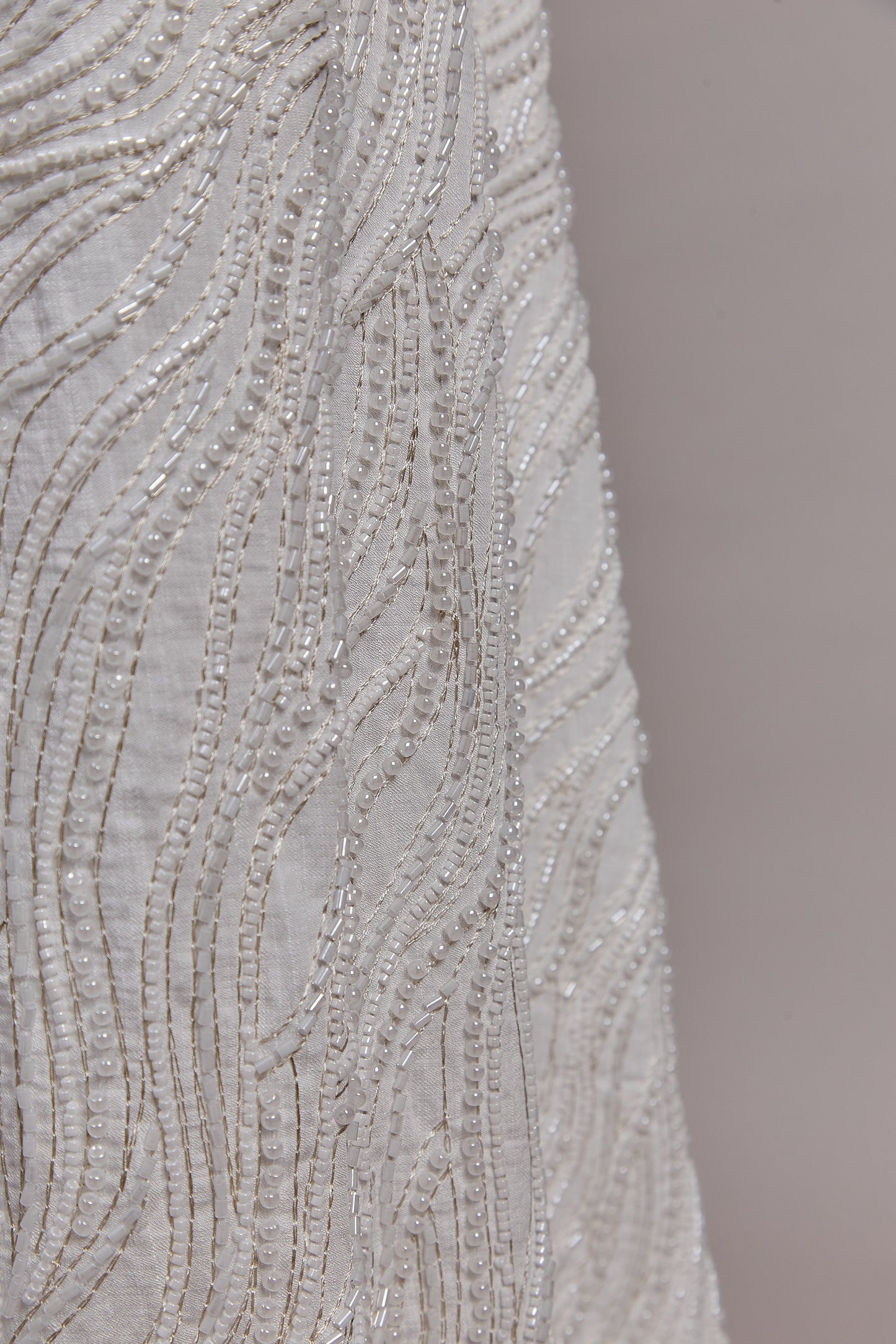 S0612 SIMIL LINO BORDADO CON HILOS DE LUREX, CANUTILLOS Y PERLAS