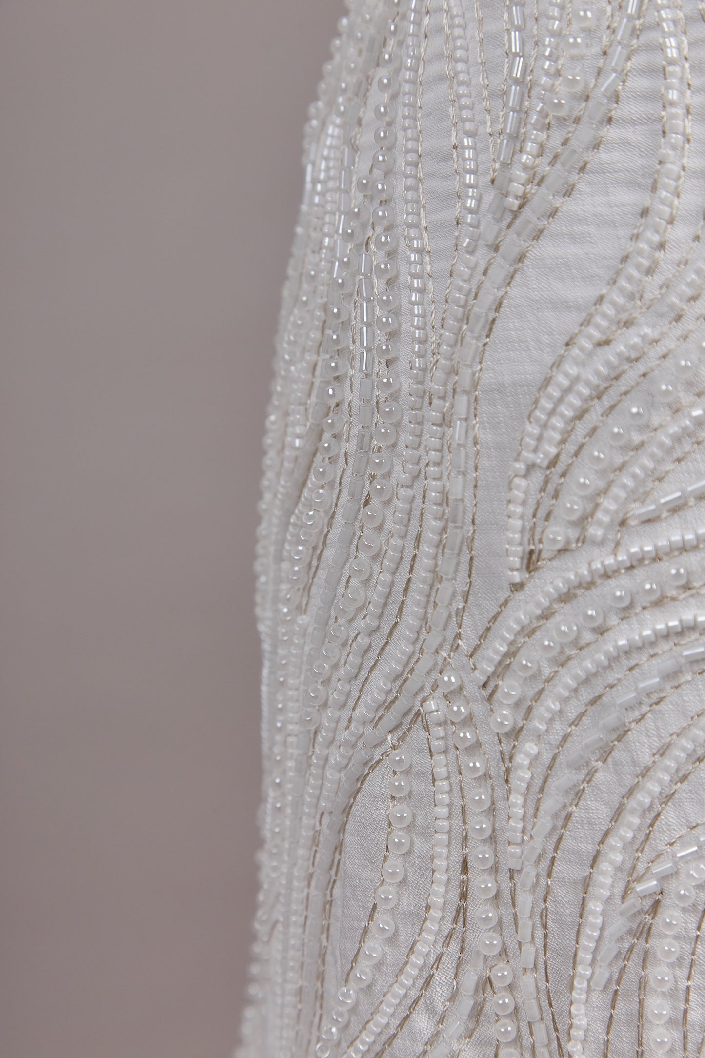 S0612 SIMIL LINO BORDADO CON HILOS DE LUREX, CANUTILLOS Y PERLAS