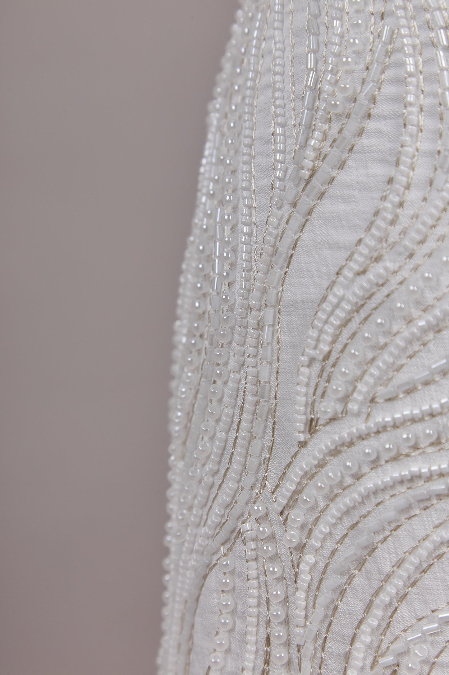 S0612 SIMIL LINO BORDADO CON HILOS DE LUREX, CANUTILLOS Y PERLAS