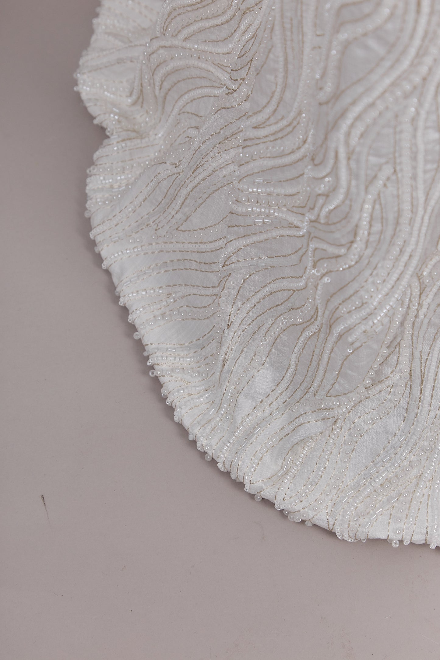 S0612 SIMIL LINO BORDADO CON HILOS DE LUREX, CANUTILLOS Y PERLAS