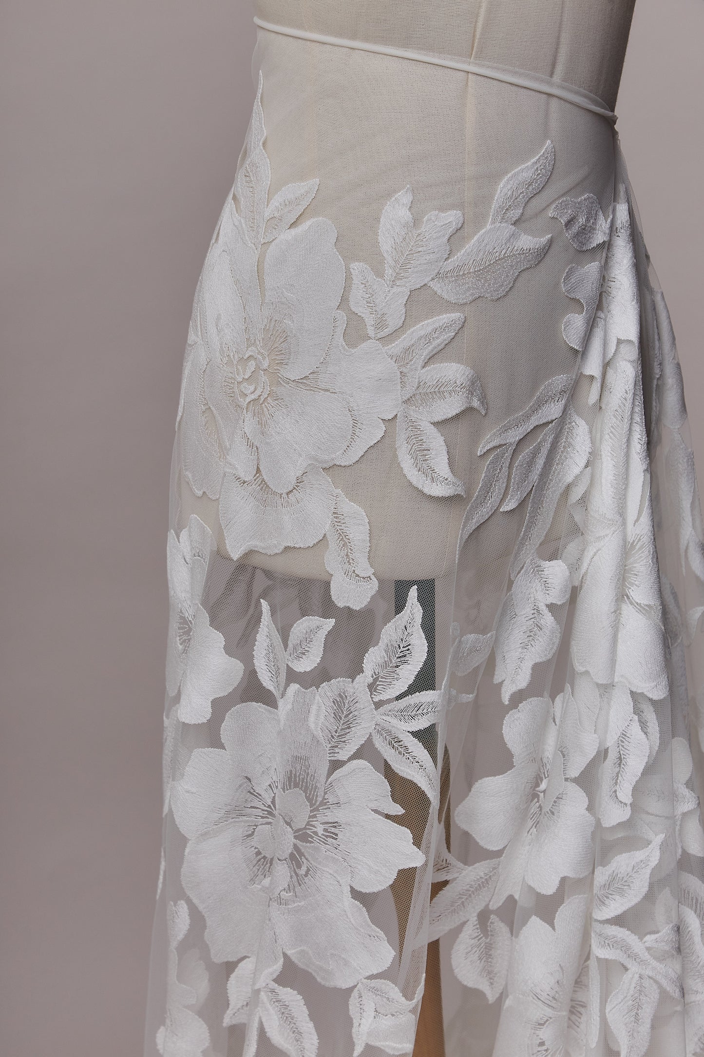 S0615 TUL BORDADO CON FLORES DE ALGODON
