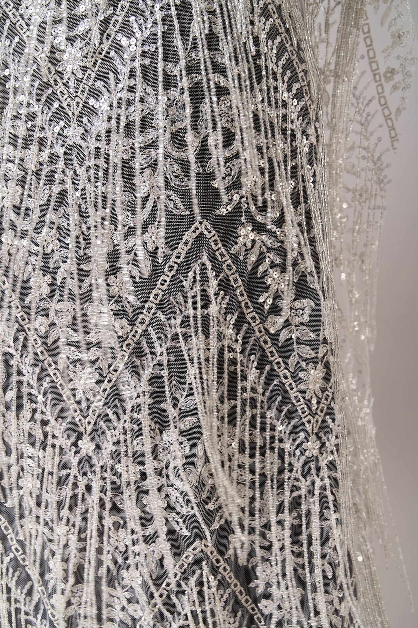 S0676 TUL BORDADO CON FLECOS, LUREX, CANUTILLOS Y LENTEJUELAS SILVER