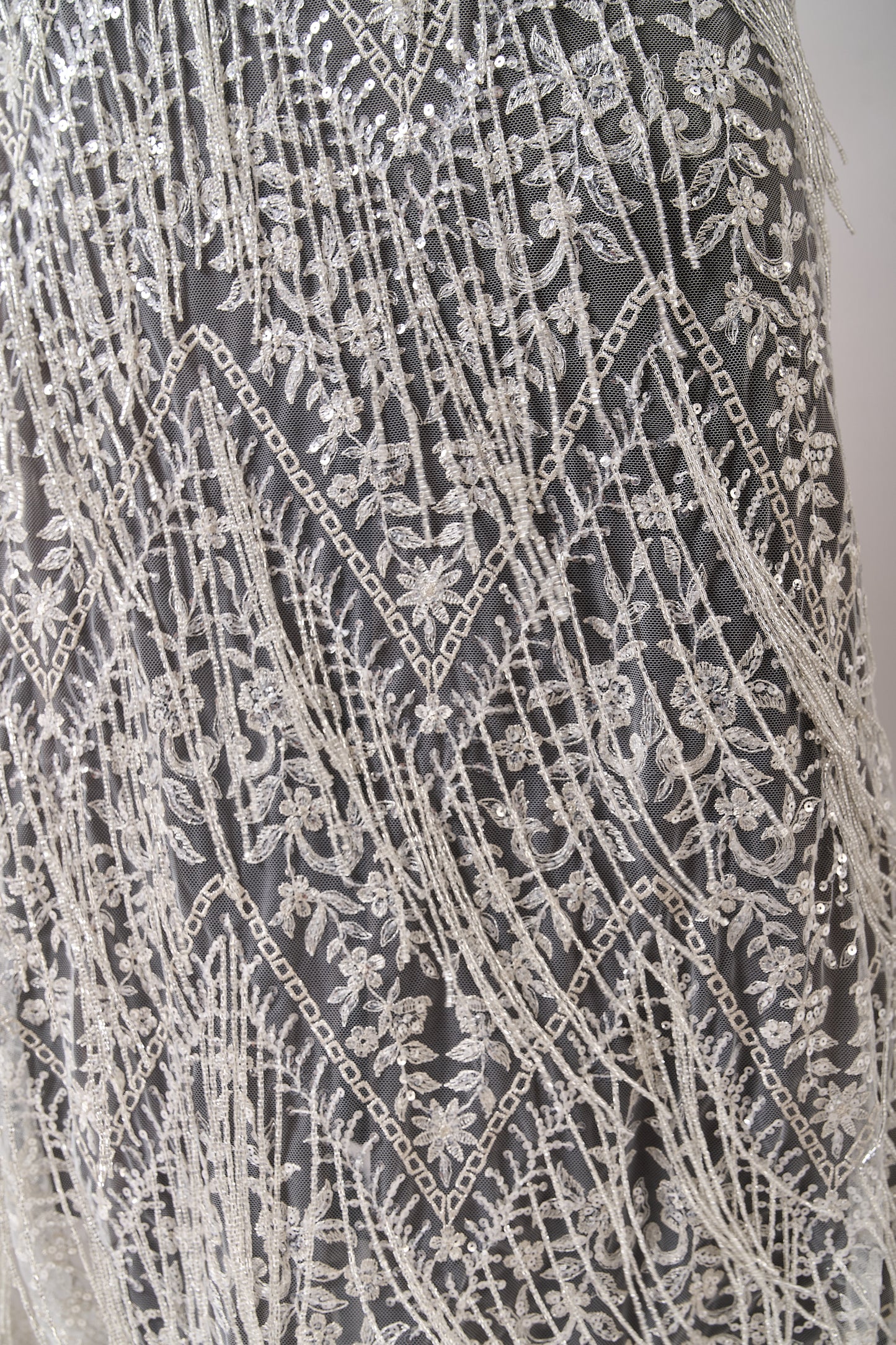 S0676 TUL BORDADO CON FLECOS, LUREX, CANUTILLOS Y LENTEJUELAS SILVER