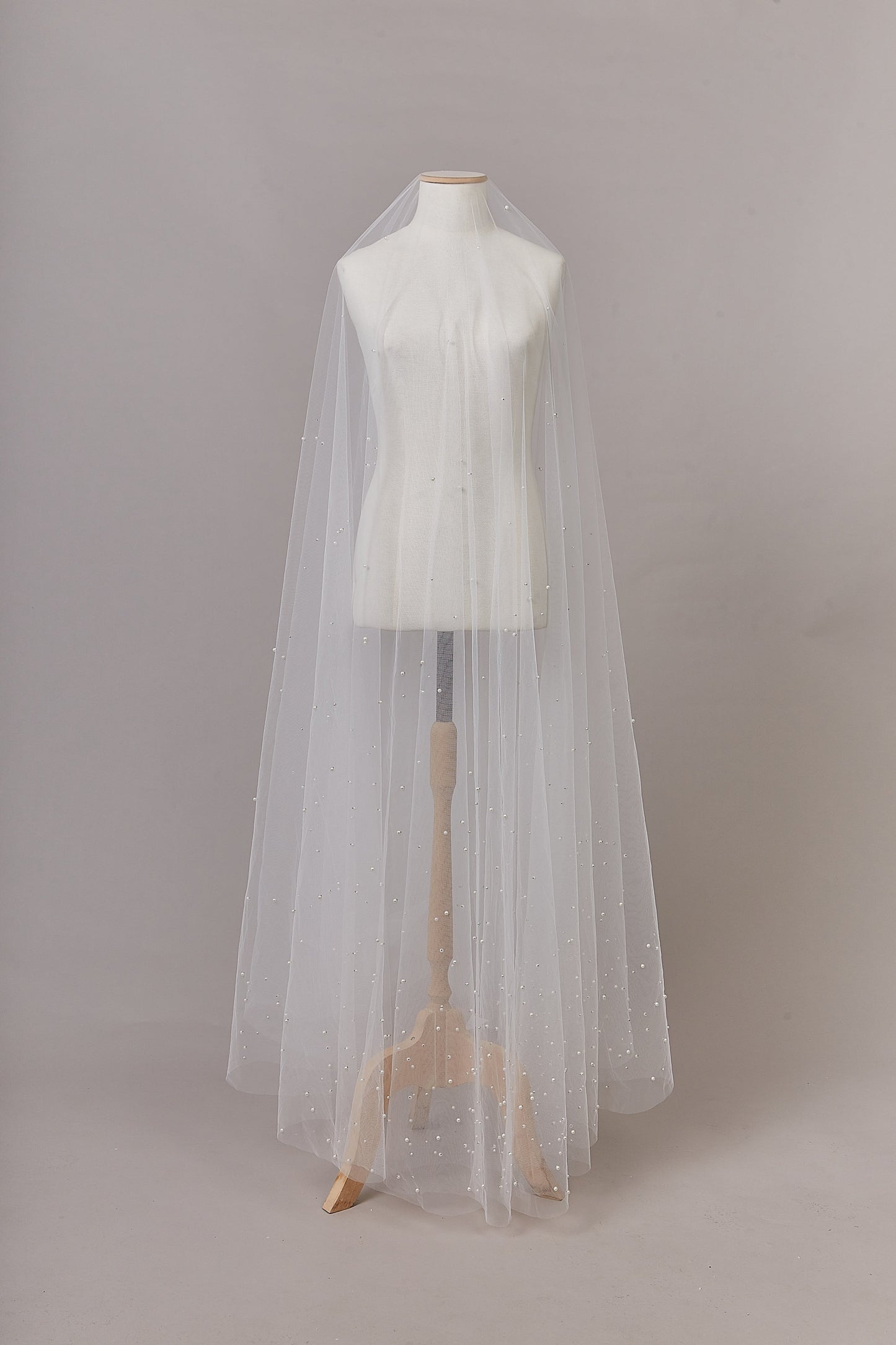 S0630 VELO DE TUL BORDADO CON PERLAS