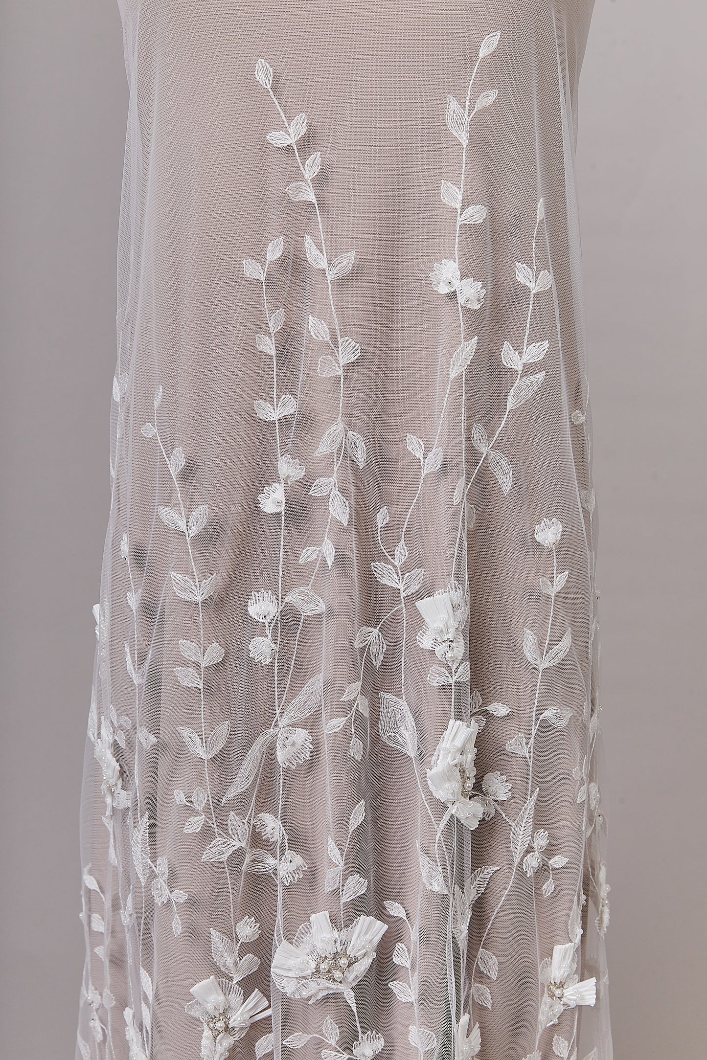 S0631  Tul bordado con mostacillas y flores 3D