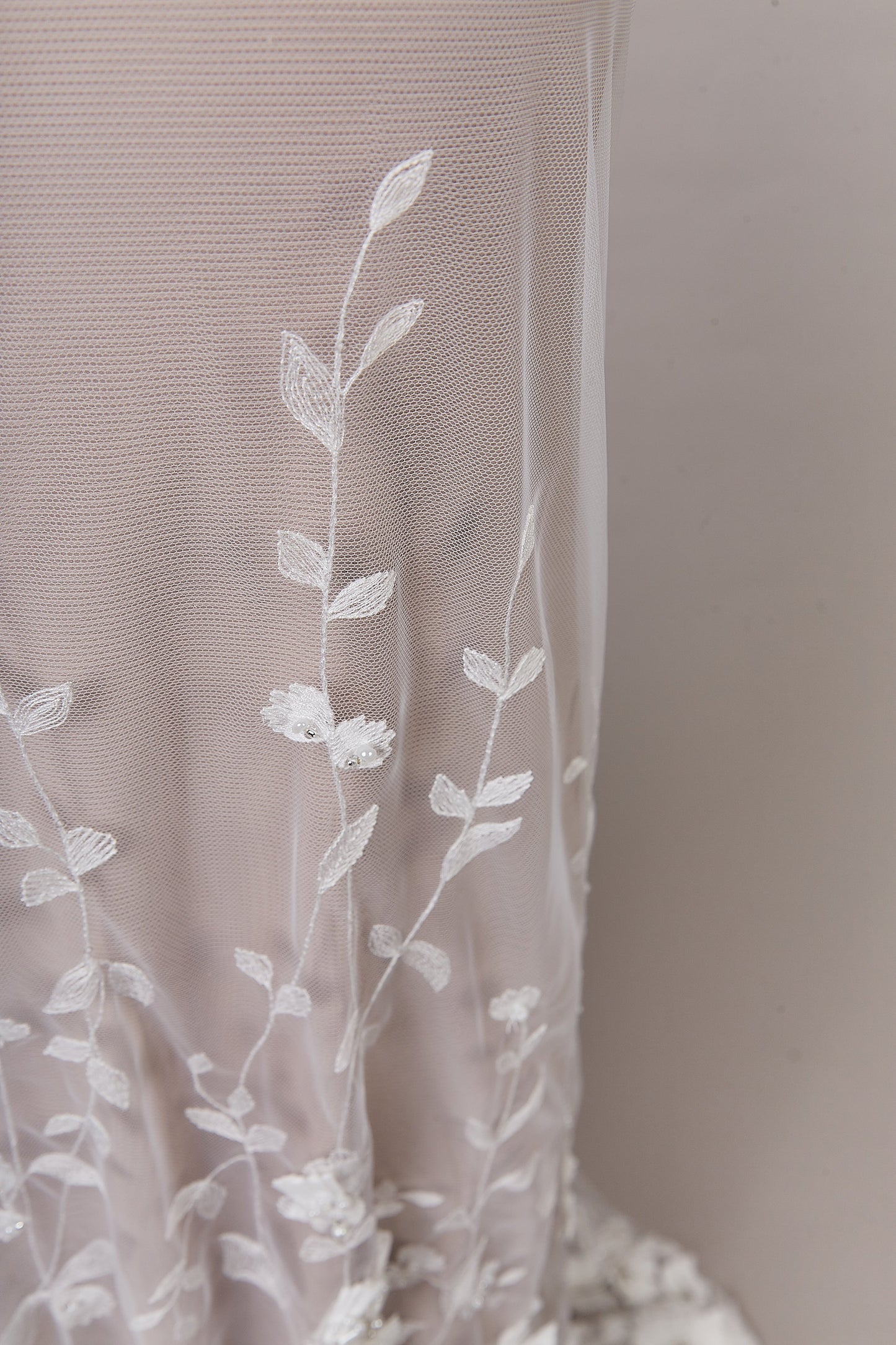 S0631  Tul bordado con mostacillas y flores 3D