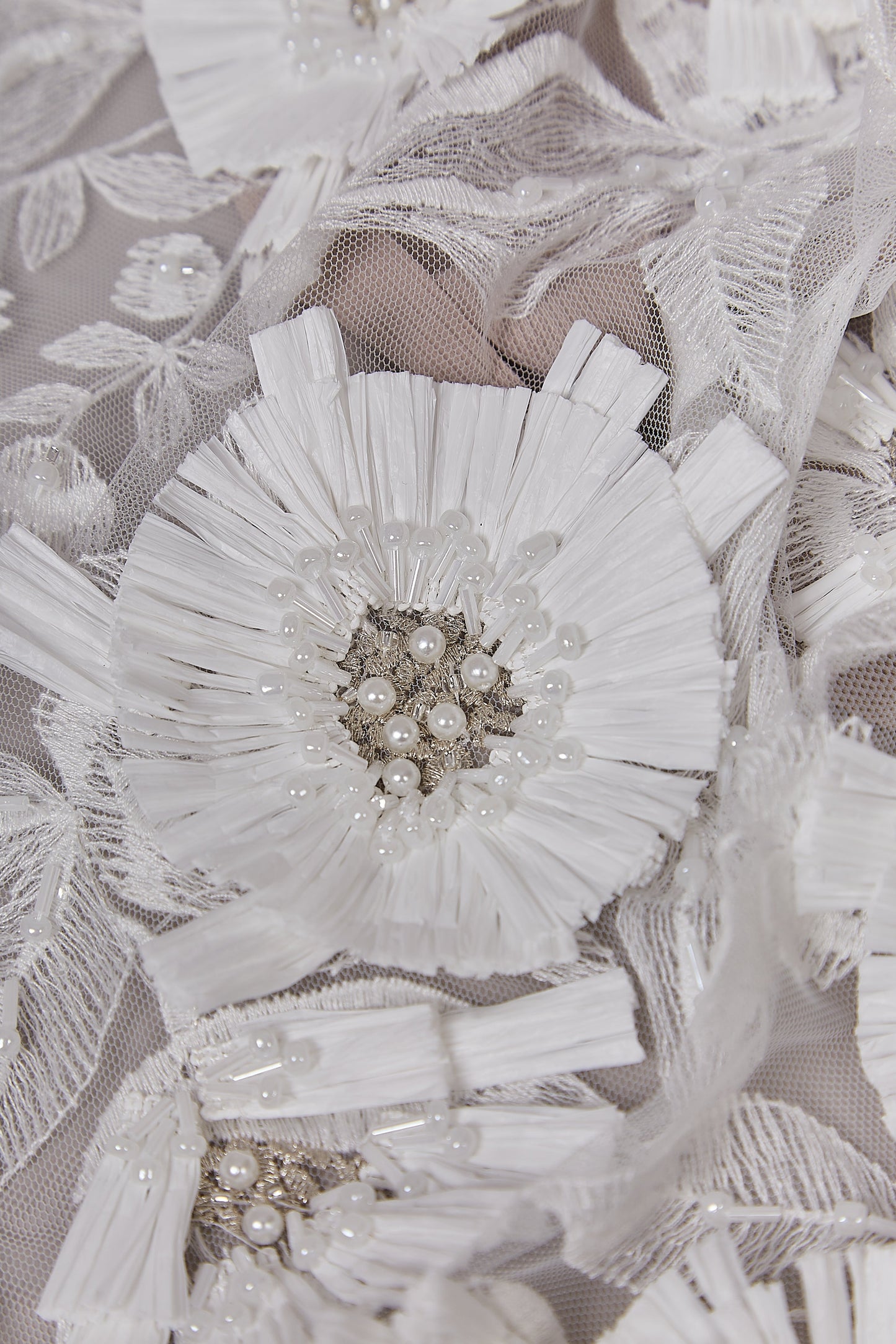 S0631  Tul bordado con mostacillas y flores 3D