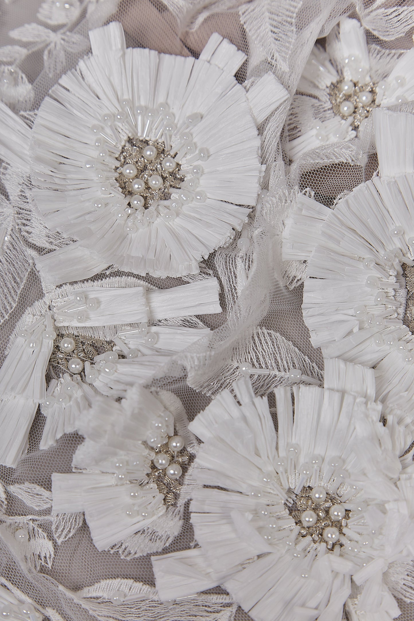 S0631  Tul bordado con mostacillas y flores 3D