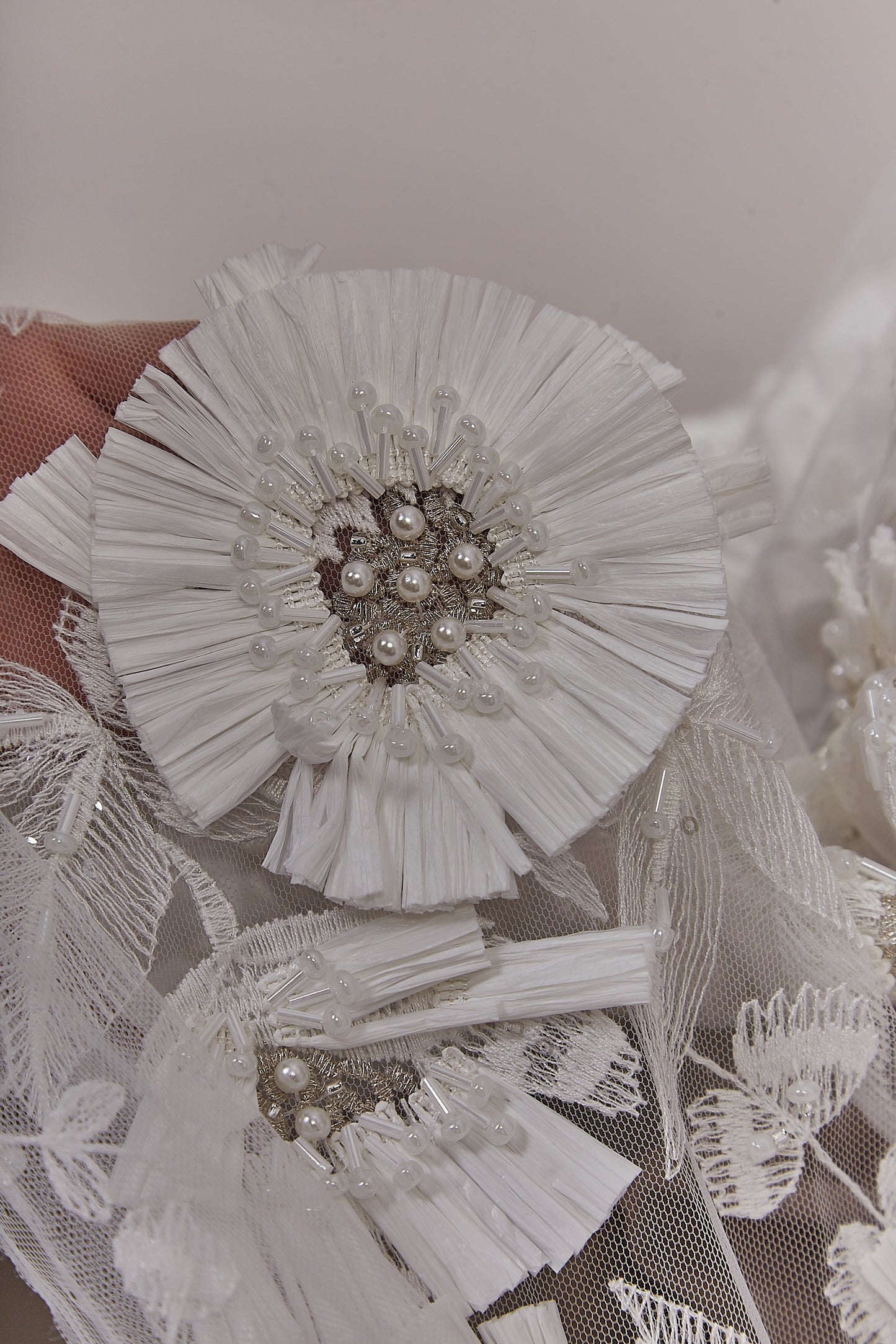 S0631  Tul bordado con mostacillas y flores 3D