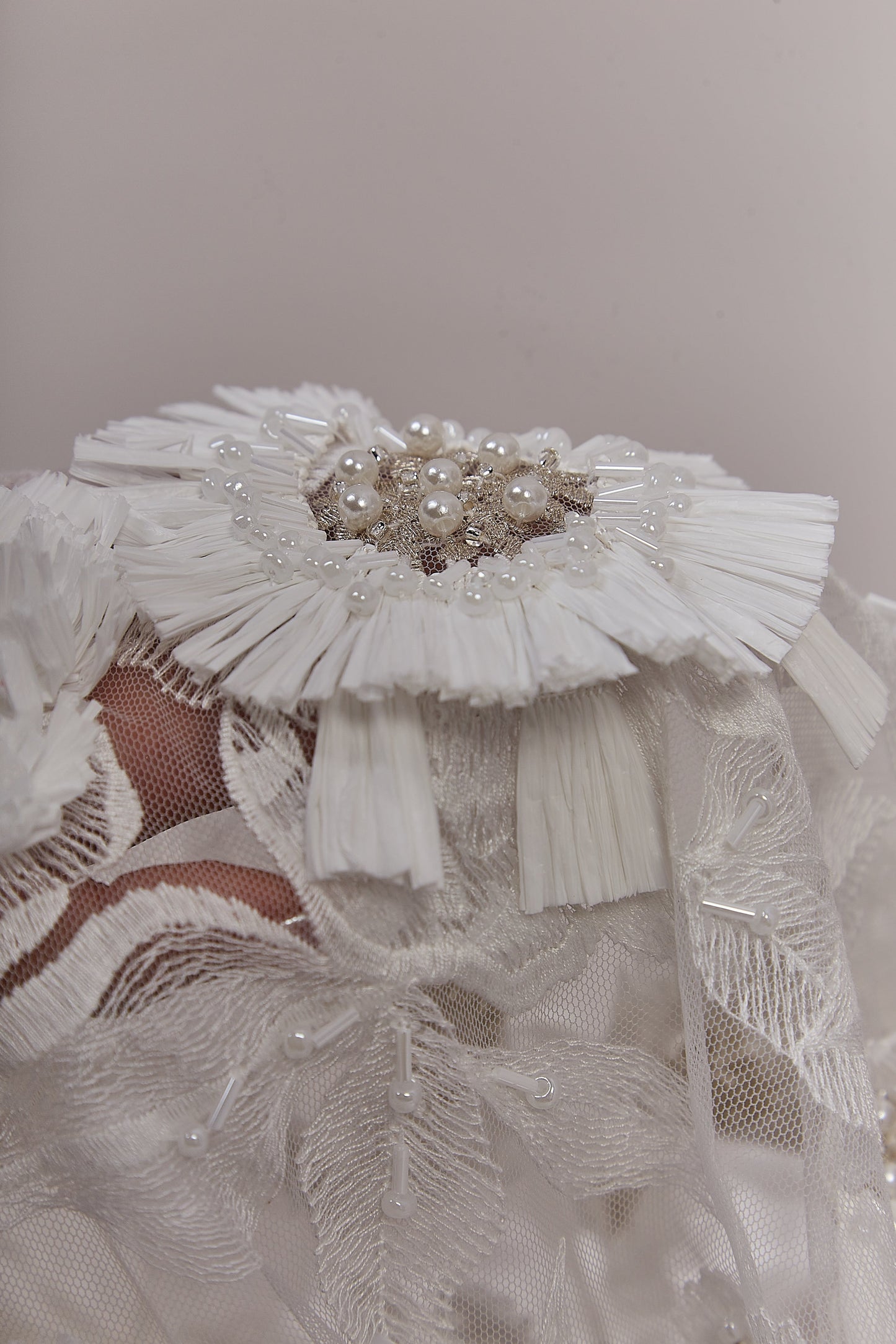 S0631  Tul bordado con mostacillas y flores 3D