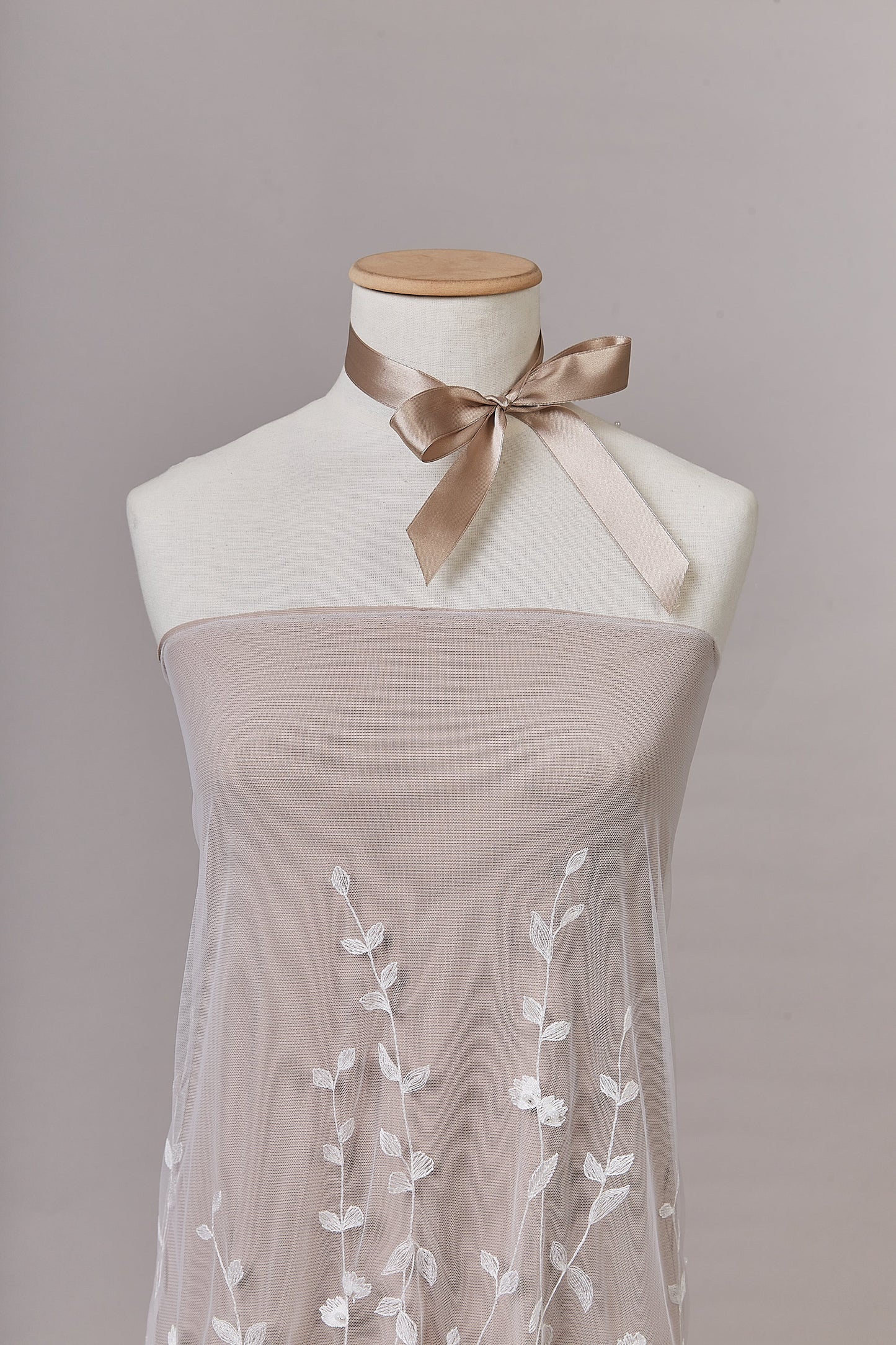 S0631  Tul bordado con mostacillas y flores 3D