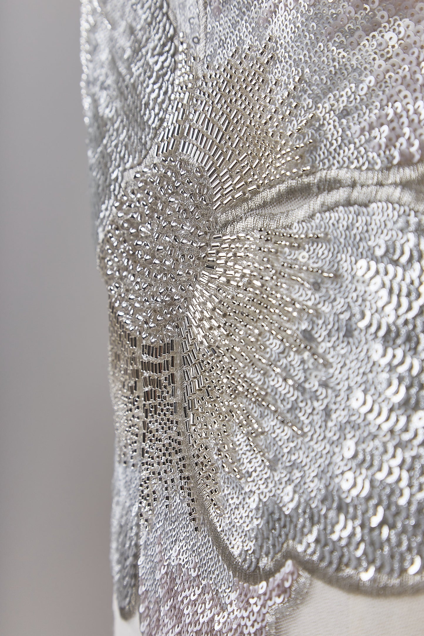 S0637  Tul bordado con lentejuelas y mostacillas en silver y off white