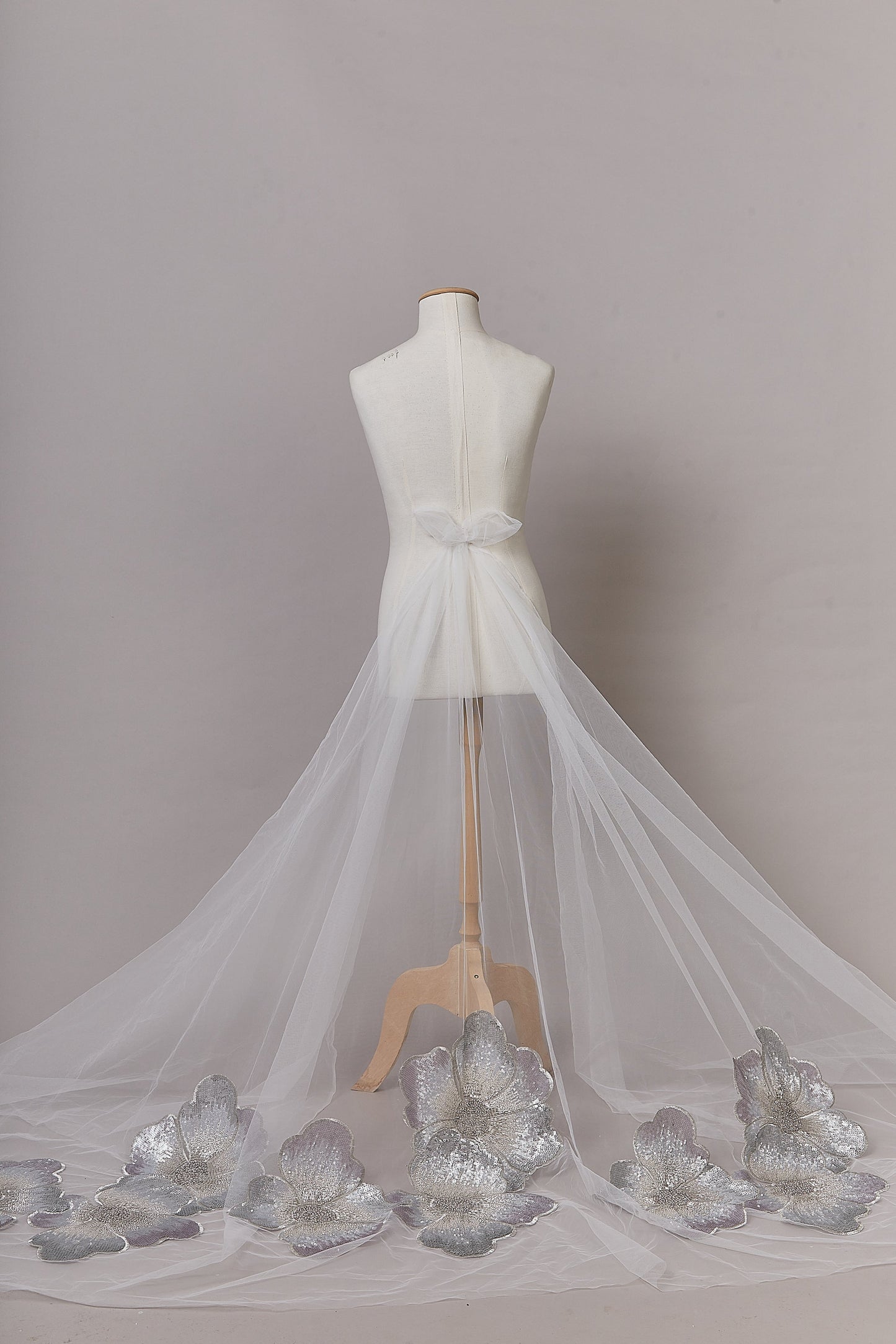 S0637  Tul bordado con lentejuelas y mostacillas en silver y off white