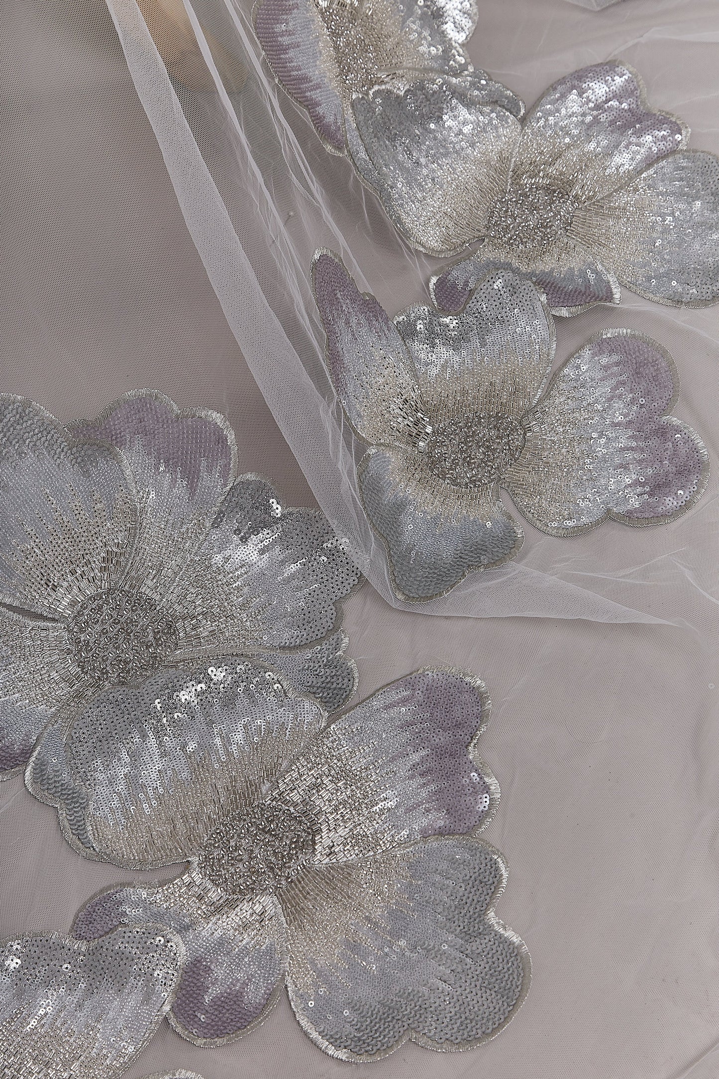S0637  Tul bordado con lentejuelas y mostacillas en silver y off white