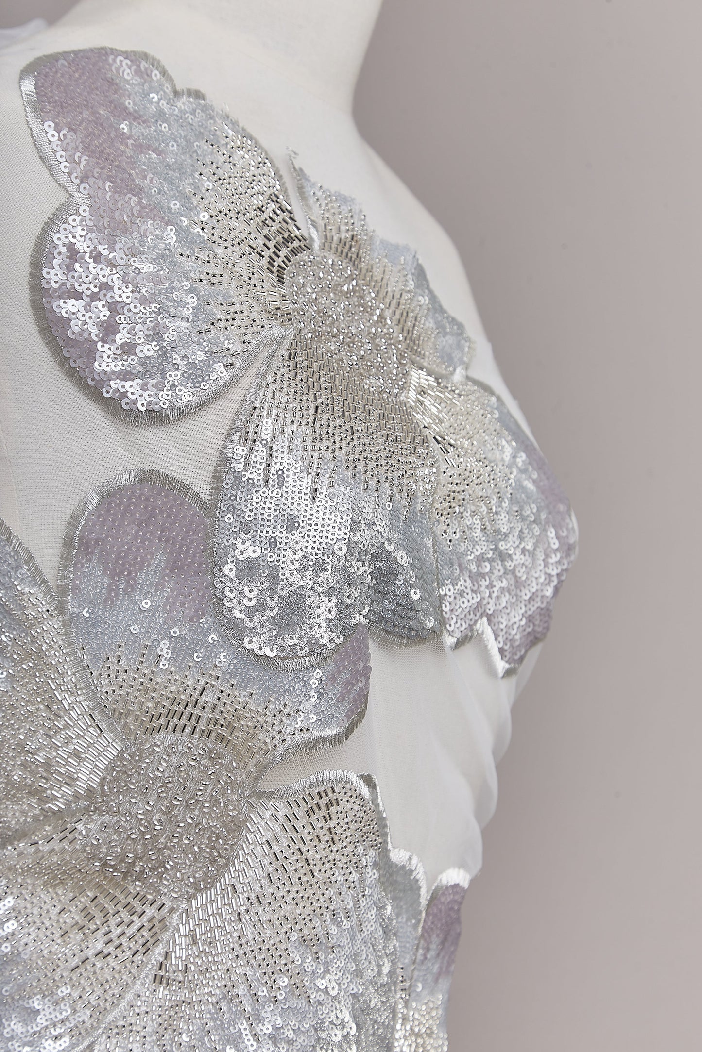 S0637  Tul bordado con lentejuelas y mostacillas en silver y off white