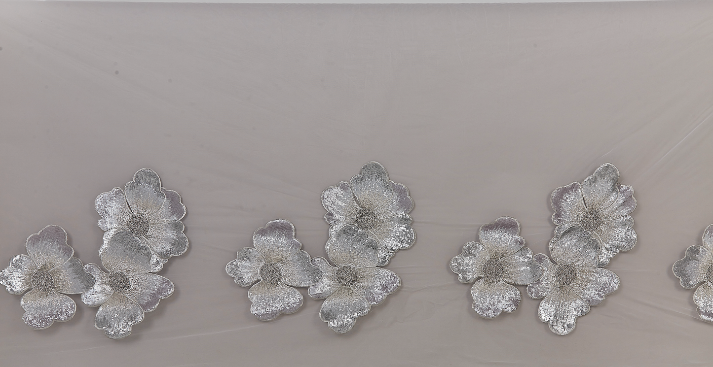 S0637  Tul bordado con lentejuelas y mostacillas en silver y off white