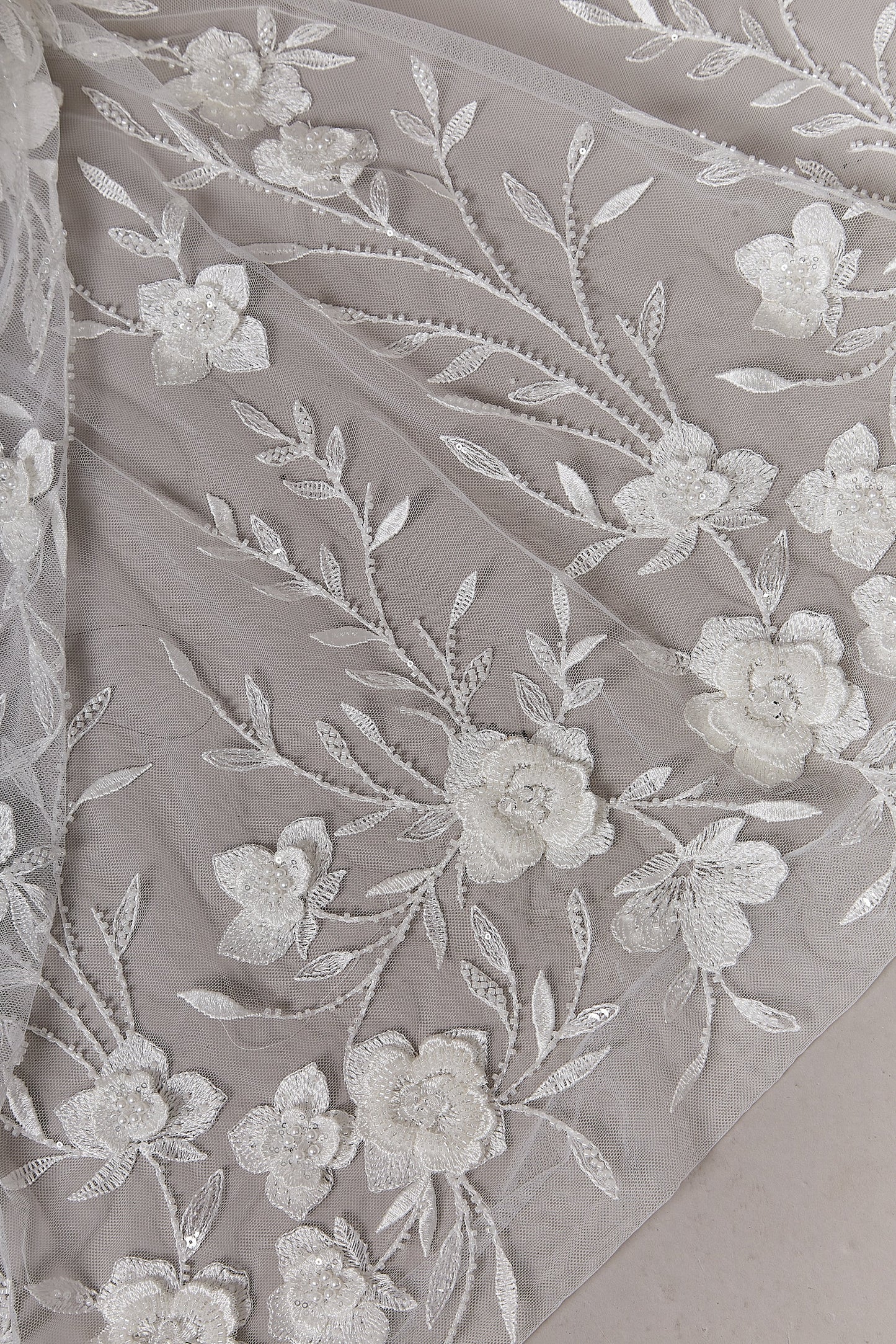 S0643  Tul bordado con lentejuelas, mostacillas y flores 3D