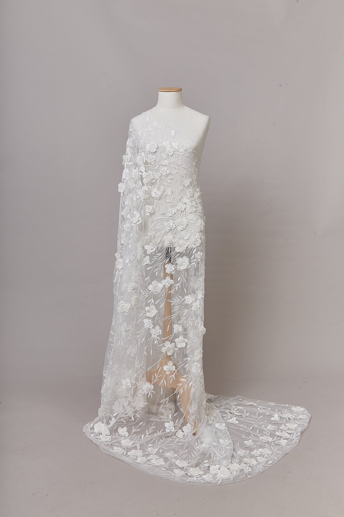 S0643  Tul bordado con lentejuelas, mostacillas y flores 3D