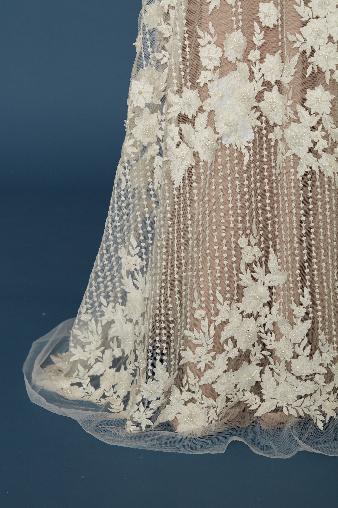 S0371 TUL BORDADO CON PERLAS Y CANUTILLOS