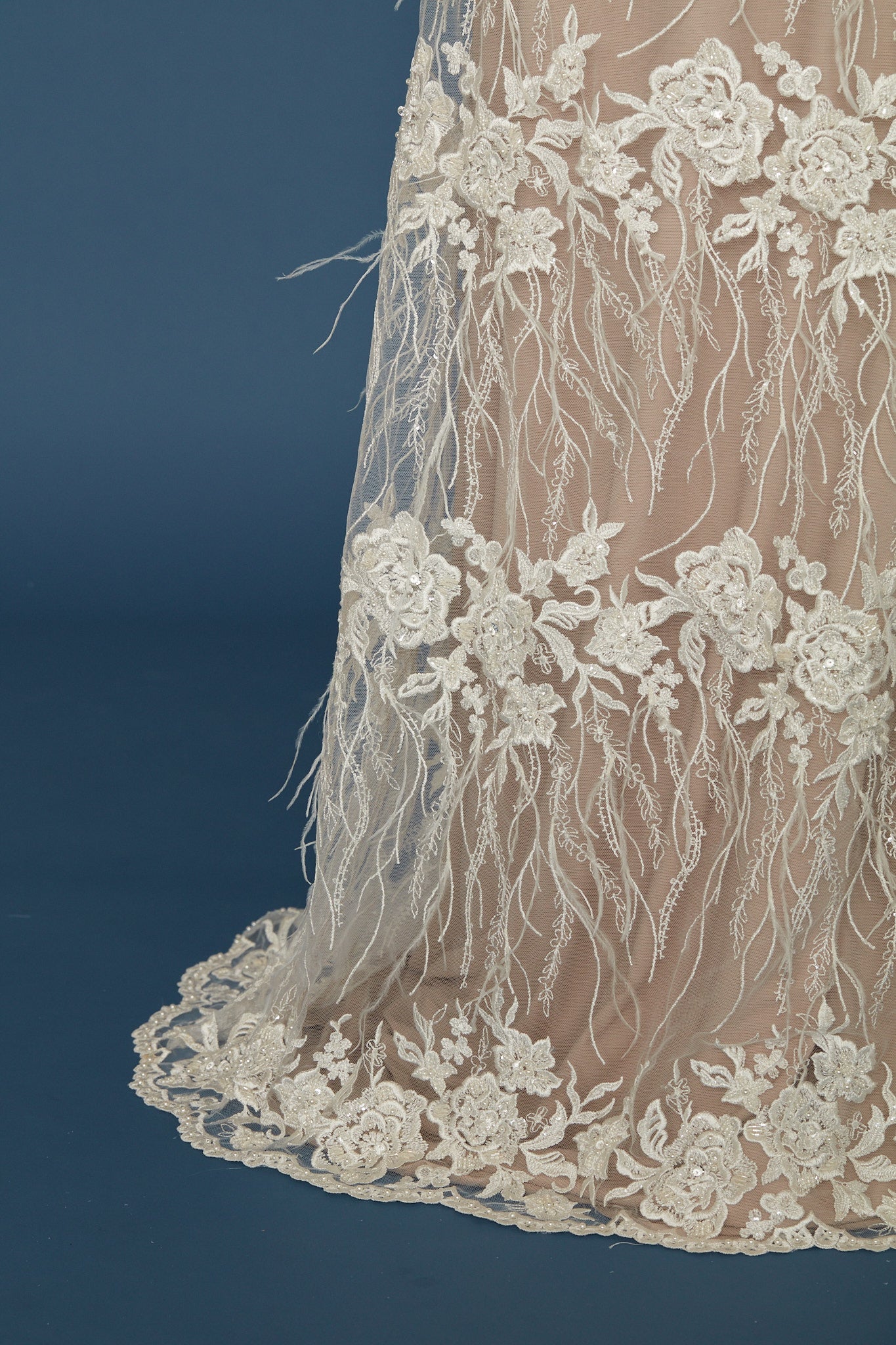S0369 TUL BORDADO CON PLUMAS Y PERLAS