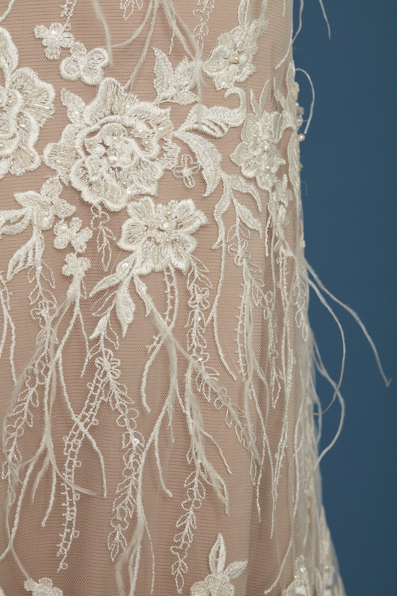 S0369 TUL BORDADO CON PLUMAS Y PERLAS