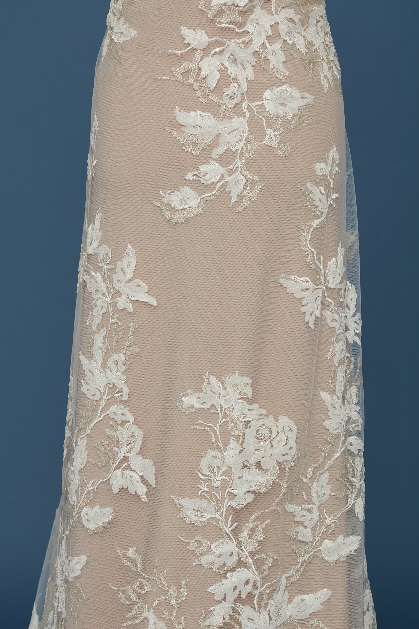 S0388 TUL BORDADO CON LUREX DORADO