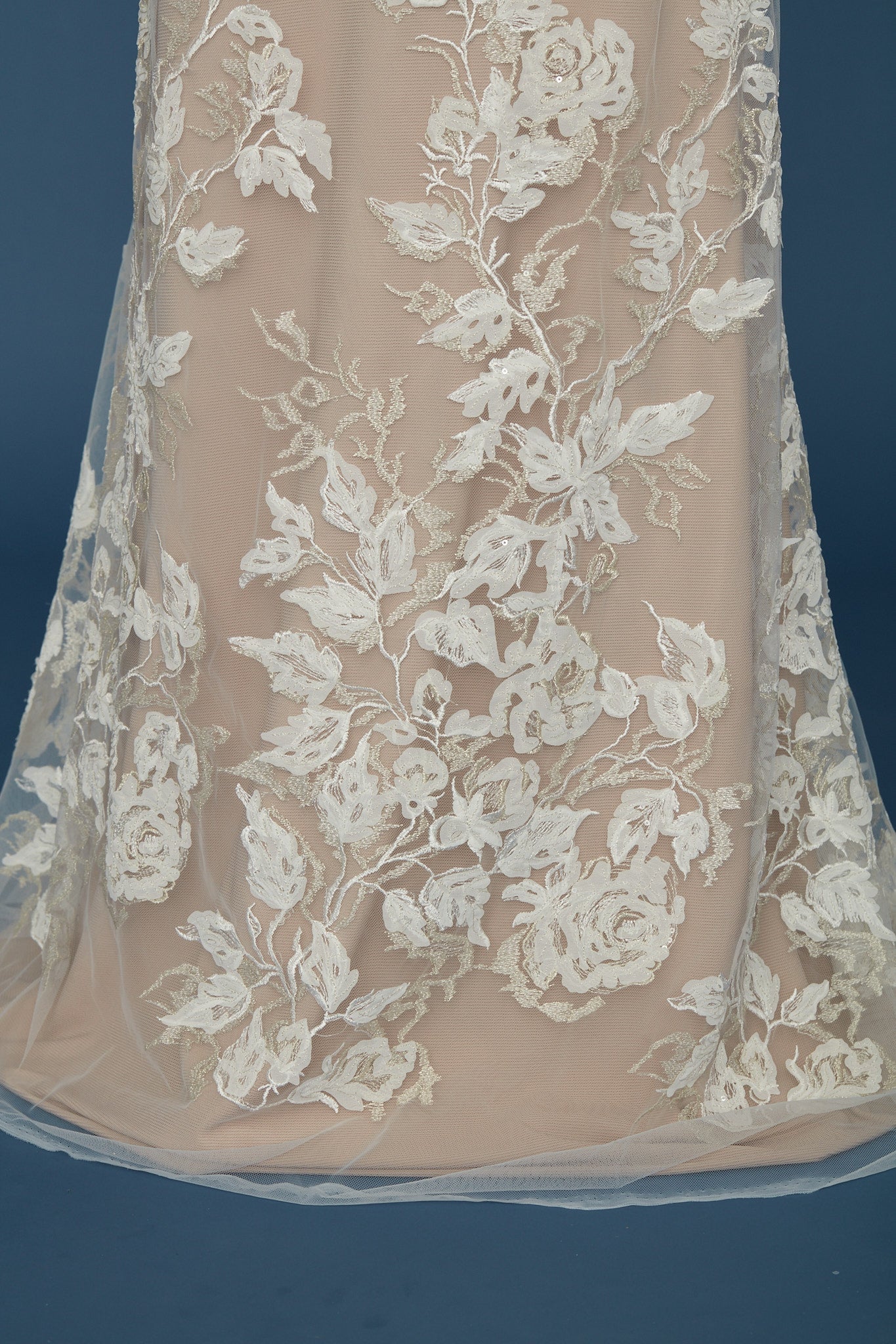 S0388 TUL BORDADO CON LUREX DORADO