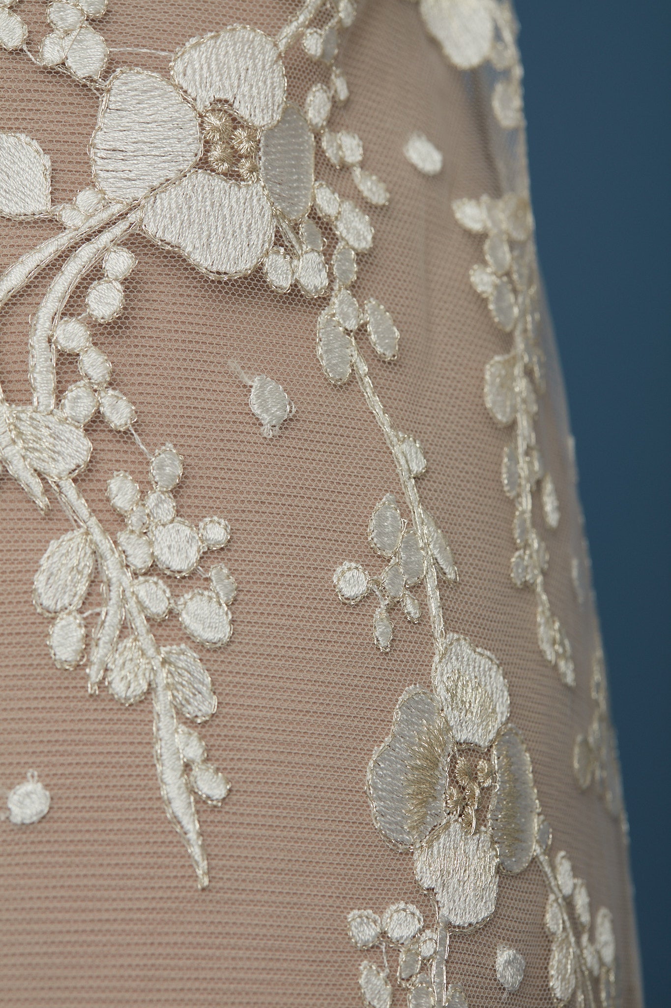 S0389 TUL BORDADO CON DETALLES EN LUREX