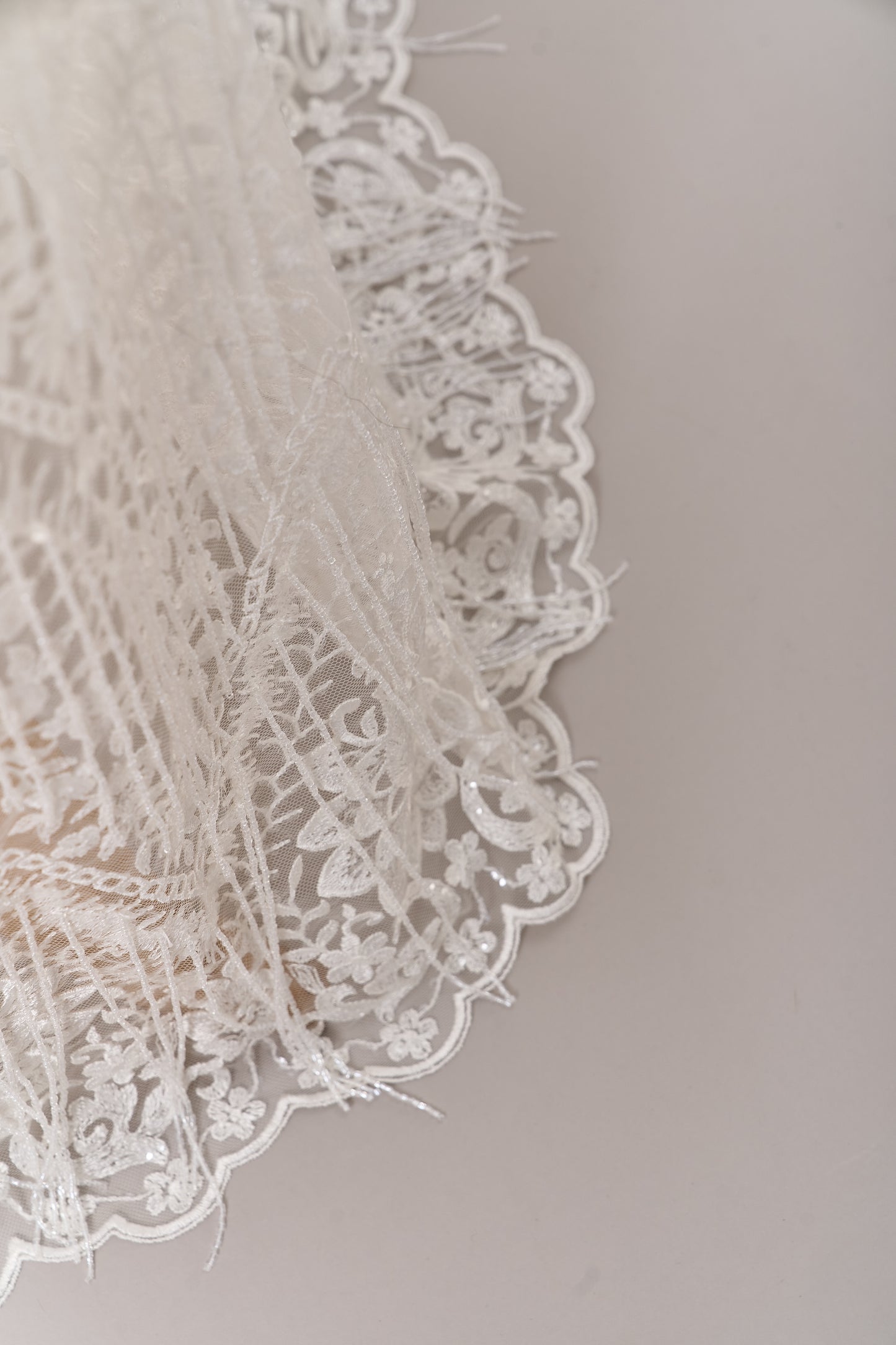 S0676 TUL BORDADO CON FLECOS, CANUTILLOS Y LENTEJUELAS TRANSPARENTES