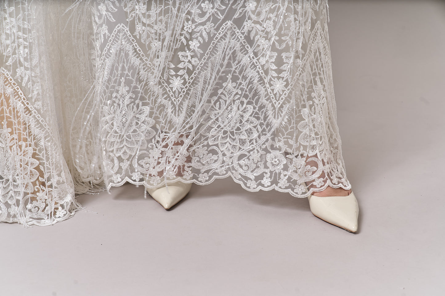 S0676 TUL BORDADO CON FLECOS, CANUTILLOS Y LENTEJUELAS TRANSPARENTES